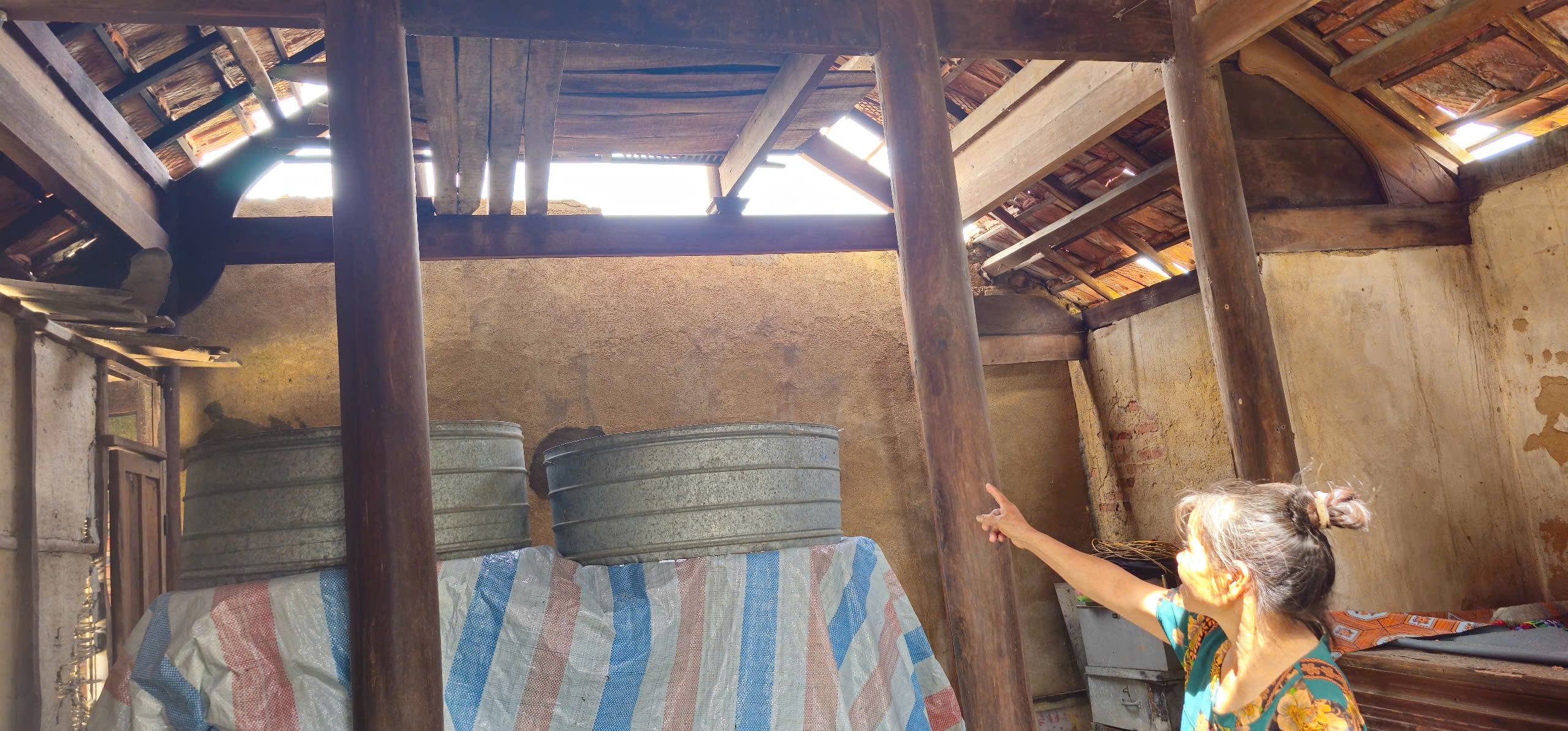 Hà Tĩnh: Quốc lộ 1 ngập sâu hơn 1m, gần 79.000 ngôi nhà bị hư hỏng do bão số 10 - Ảnh 6.