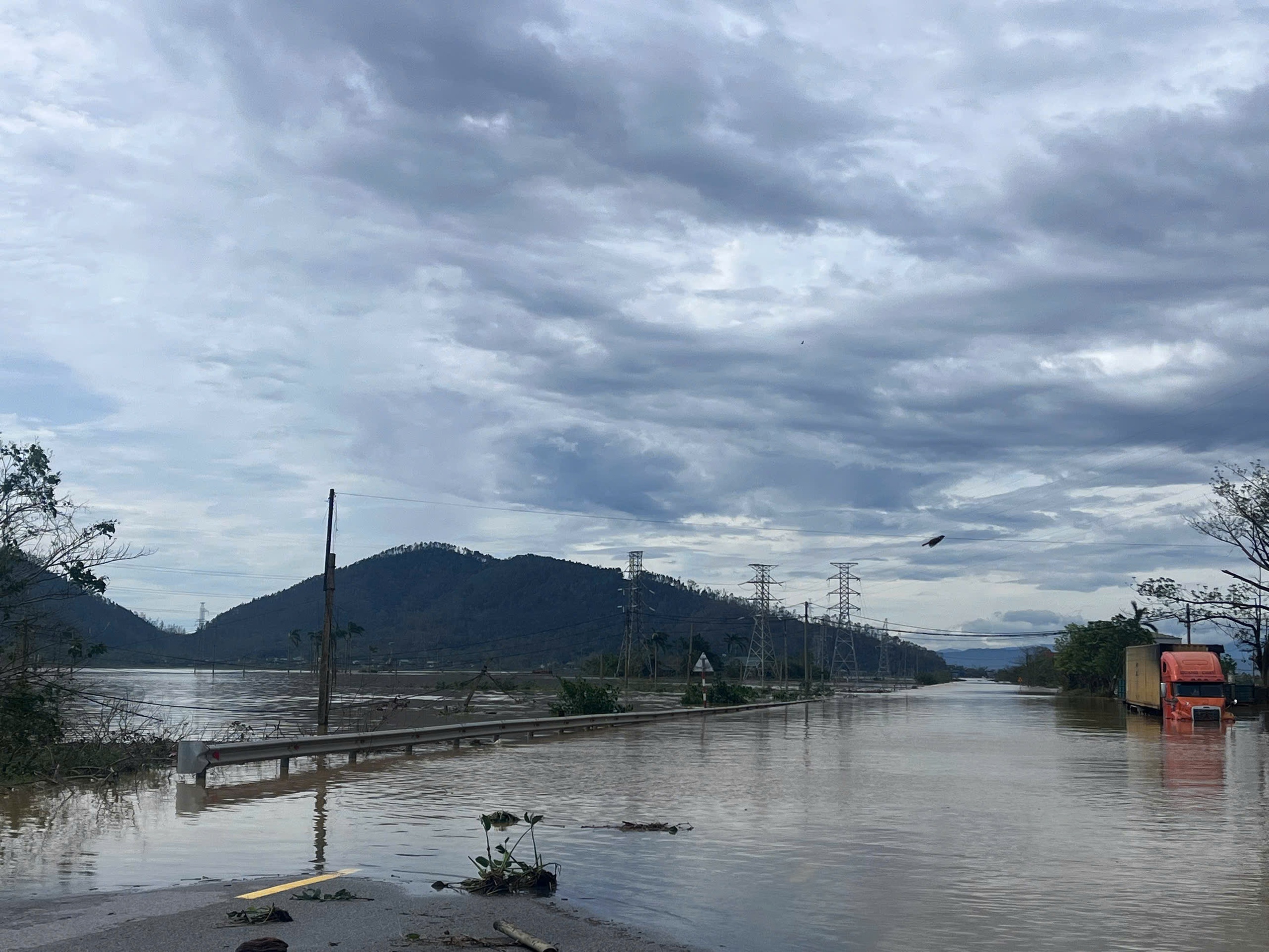 Hà Tĩnh: Quốc lộ 1 ngập sâu hơn 1m, gần 79.000 ngôi nhà bị hư hỏng do bão số 10 - Ảnh 1.