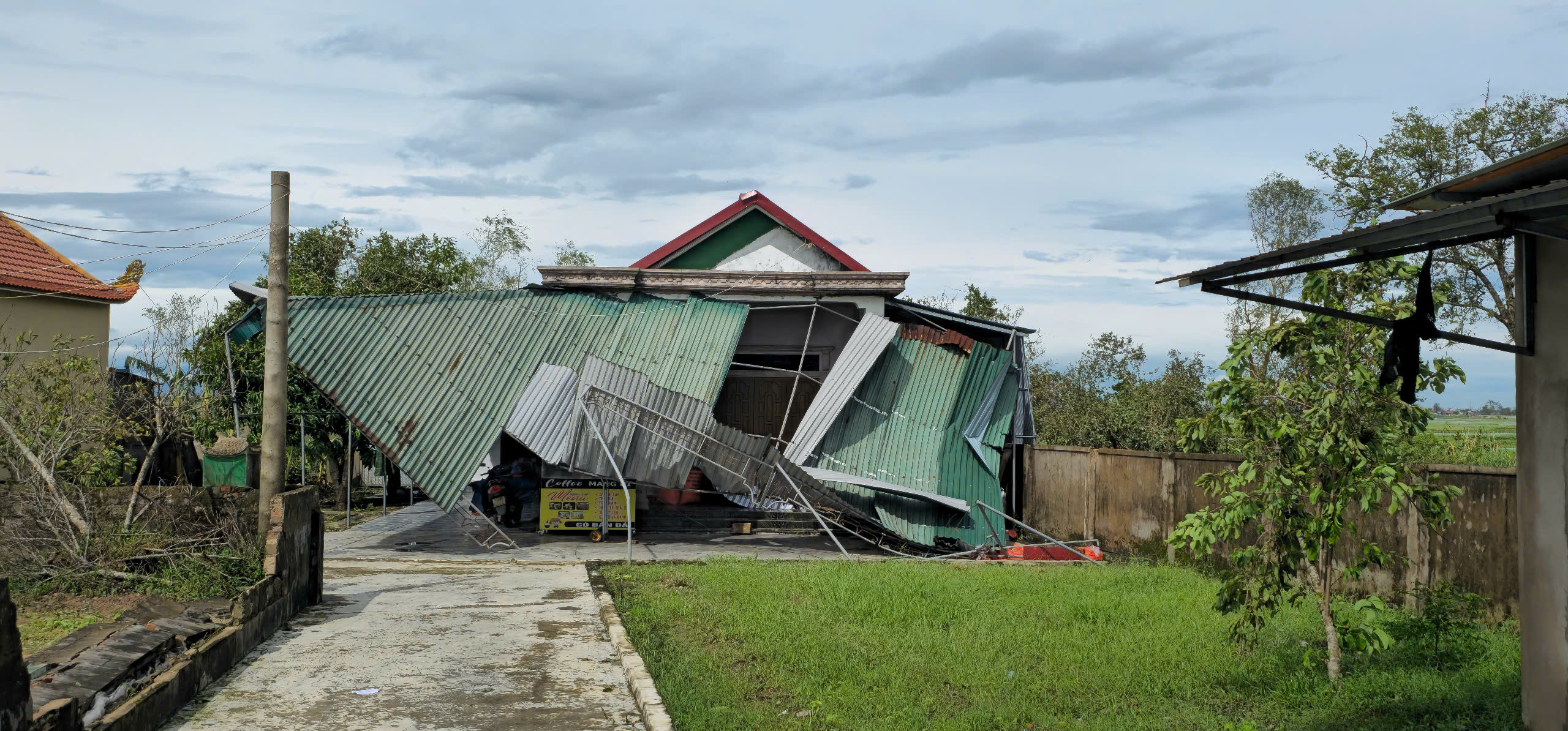 Hà Tĩnh: Quốc lộ 1 ngập sâu hơn 1m, gần 79.000 ngôi nhà bị hư hỏng do bão số 10 - Ảnh 9.