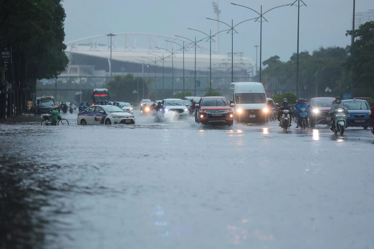 Hà Nội nhiều điểm ngập sâu do mưa lớn, giao thông ùn tắc - Ảnh 5.