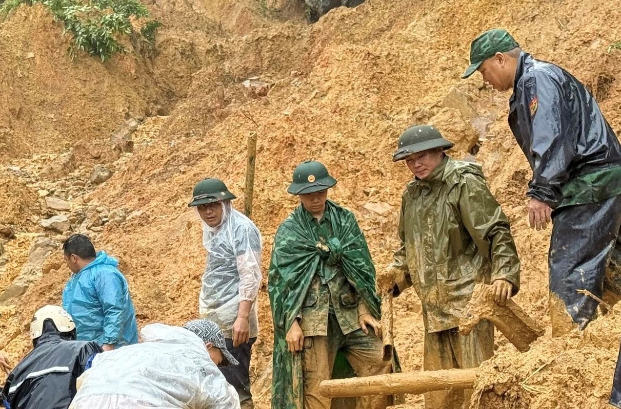 Sạt lở đất vùi lấp căn nhà, 4 người trong gia đình mất tích - Ảnh 1.