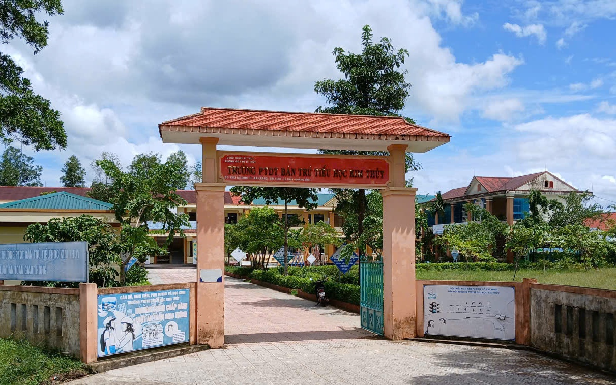 Vụ 40 học sinh nhập viện: Nữ phó hiệu trưởng từng bị kỷ luật vì "cầm nhầm" điện thoại - Ảnh 3.