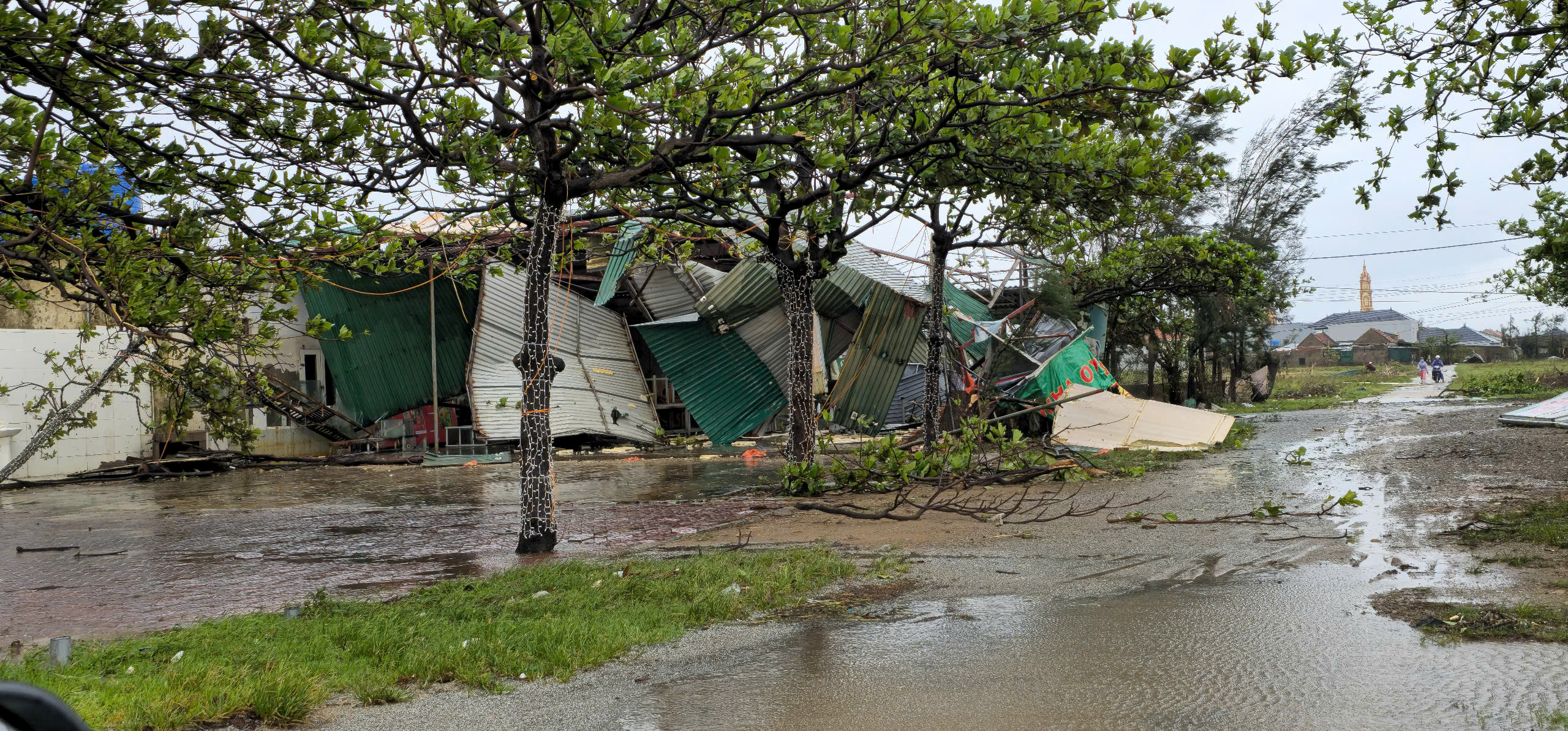 Hà Tĩnh: Quốc lộ 1 ngập sâu hơn 1m, gần 79.000 ngôi nhà bị hư hỏng do bão số 10 - Ảnh 11.