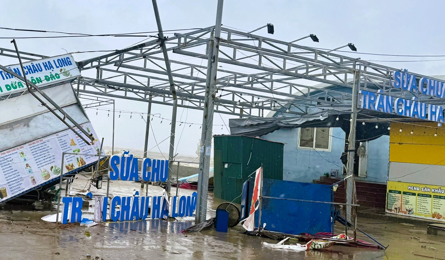 Bãi biển nổi tiếng ở Thanh Hóa tơi tả sau bão số 10 Bualoi - Ảnh 13.