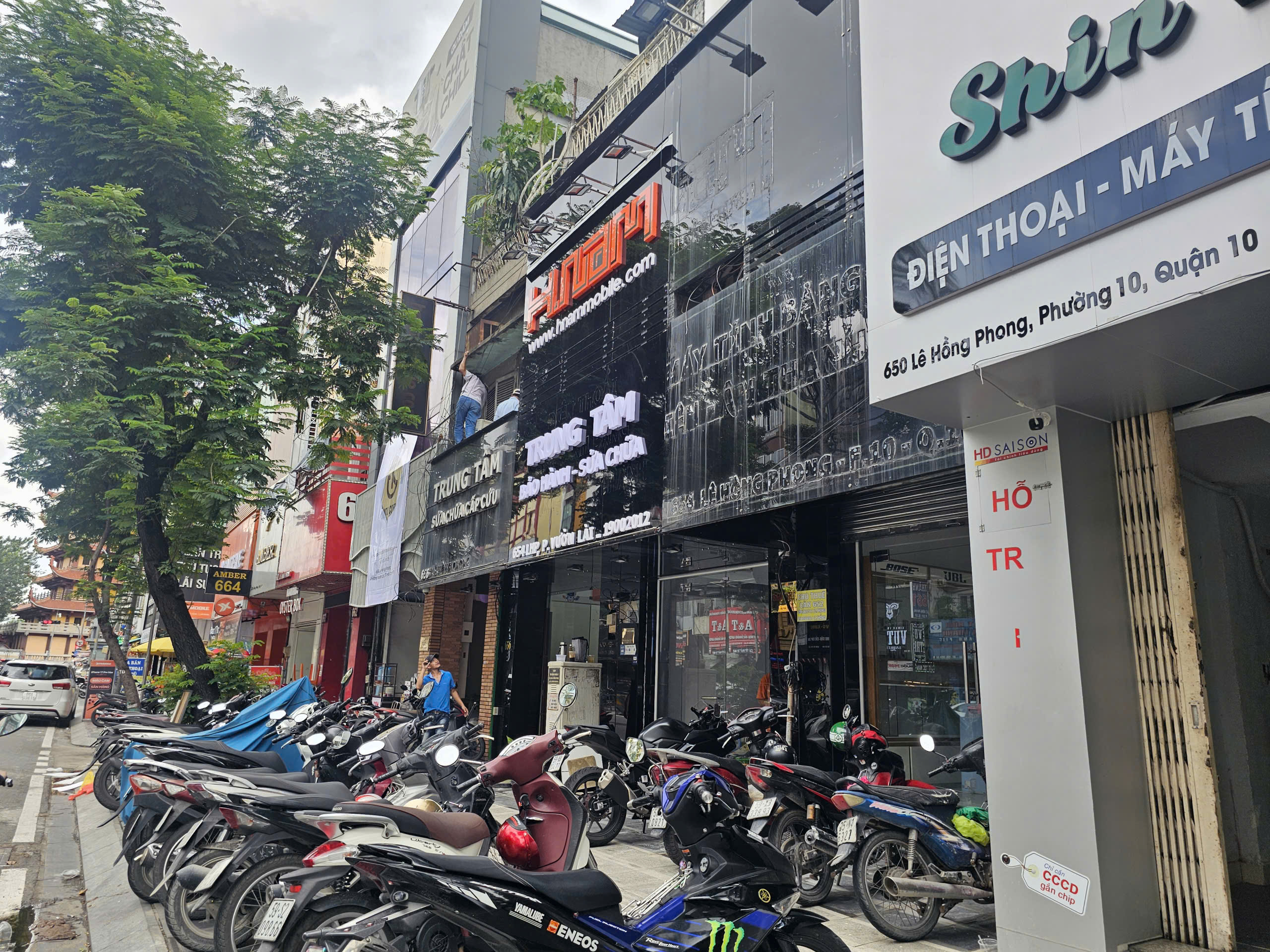 Thấy gì từ việc chuỗi bán lẻ điện thoại gần 20 năm tại TP HCM bất ngờ đóng cửa - Ảnh 1.