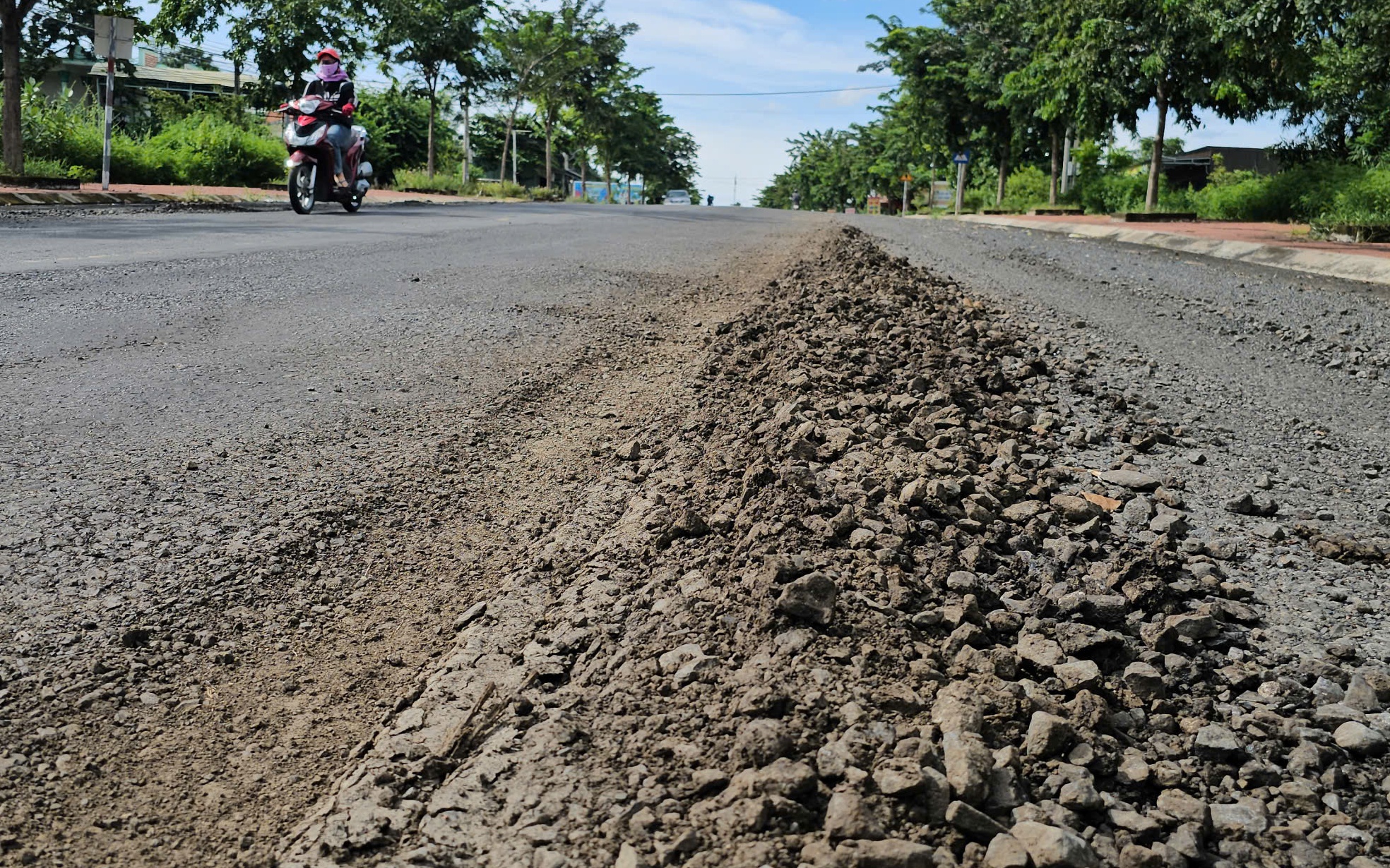 Đường vừa vá đã hỏng, địa phương không nhận bàn giao: Nhà thầu lên tiếng - Ảnh 2.