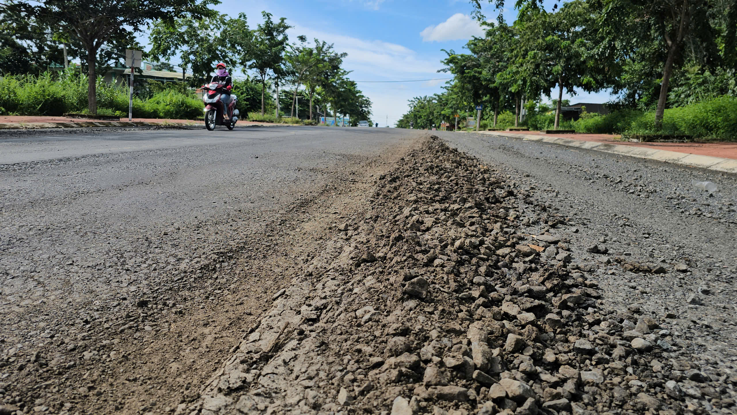 Kết quả kiểm tra đường vừa làm đã hỏng, địa phương không nhận bàn giao - Ảnh 2.