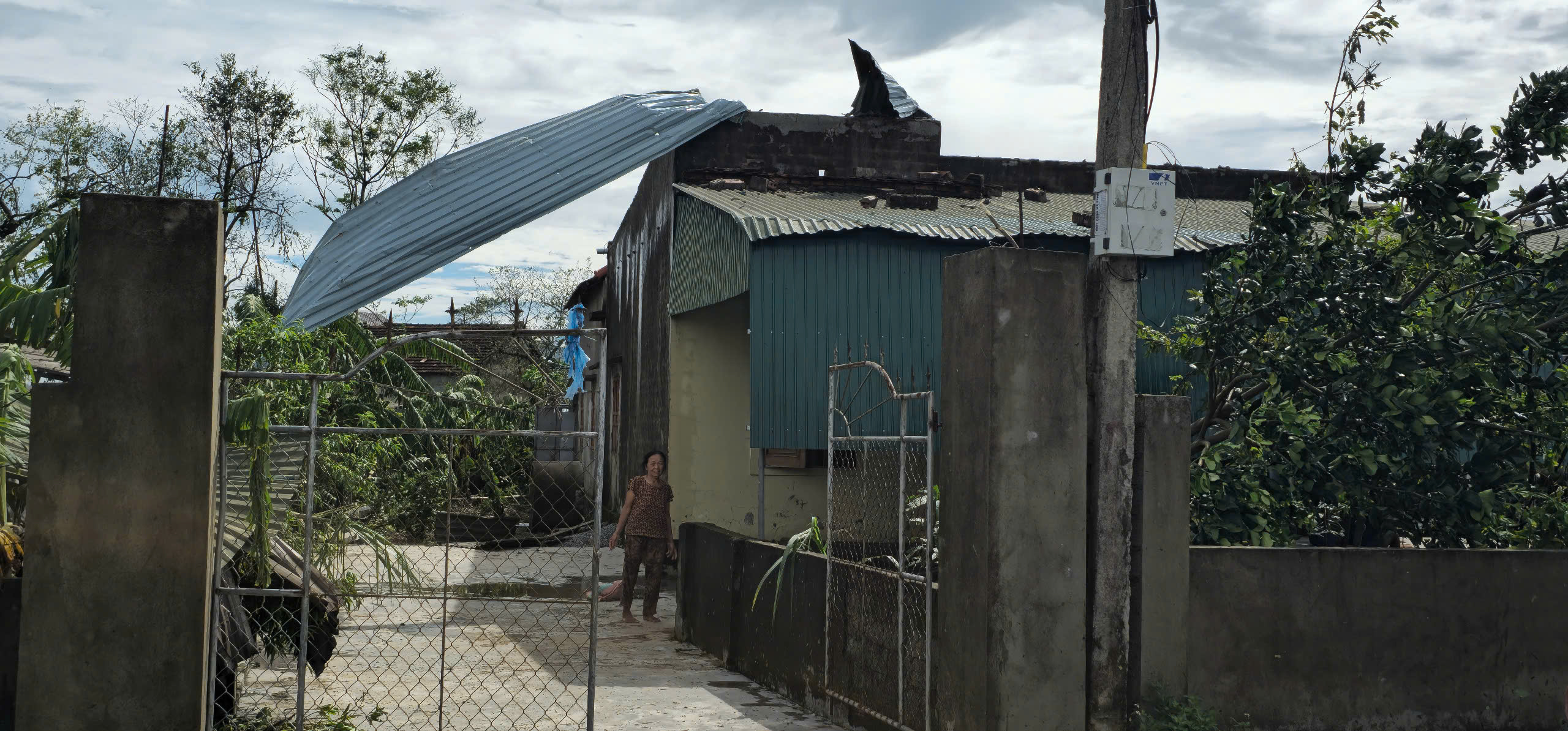 Hà Tĩnh: Quốc lộ 1 ngập sâu hơn 1m, gần 79.000 ngôi nhà bị hư hỏng do bão số 10 - Ảnh 8.