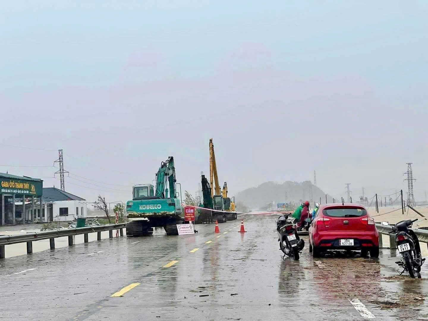 Hà Tĩnh: Quốc lộ 1 ngập sâu hơn 1m, gần 79.000 ngôi nhà bị hư hỏng do bão số 10 - Ảnh 5.