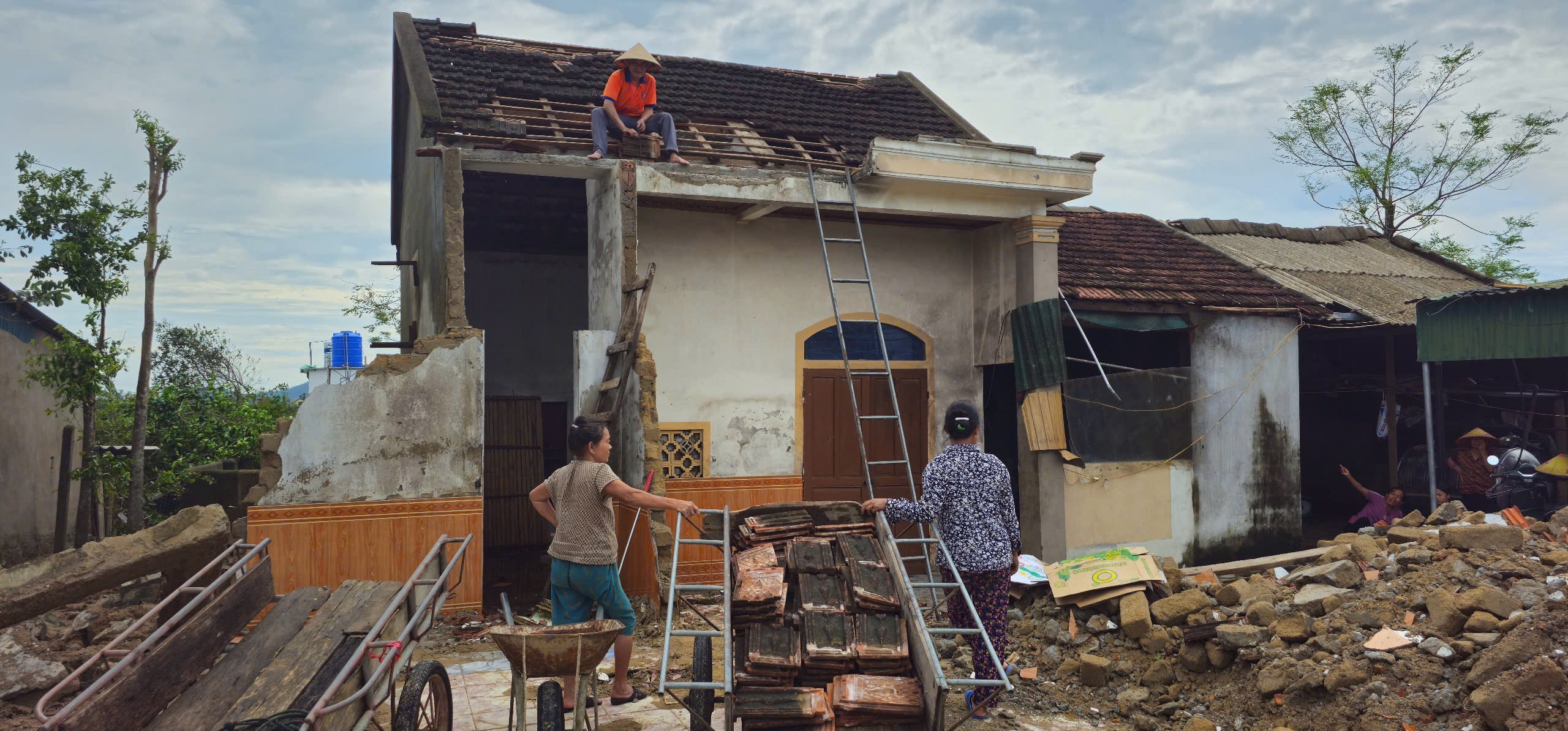 Hà Tĩnh: Quốc lộ 1 ngập sâu hơn 1m, gần 79.000 ngôi nhà bị hư hỏng do bão số 10 - Ảnh 12.