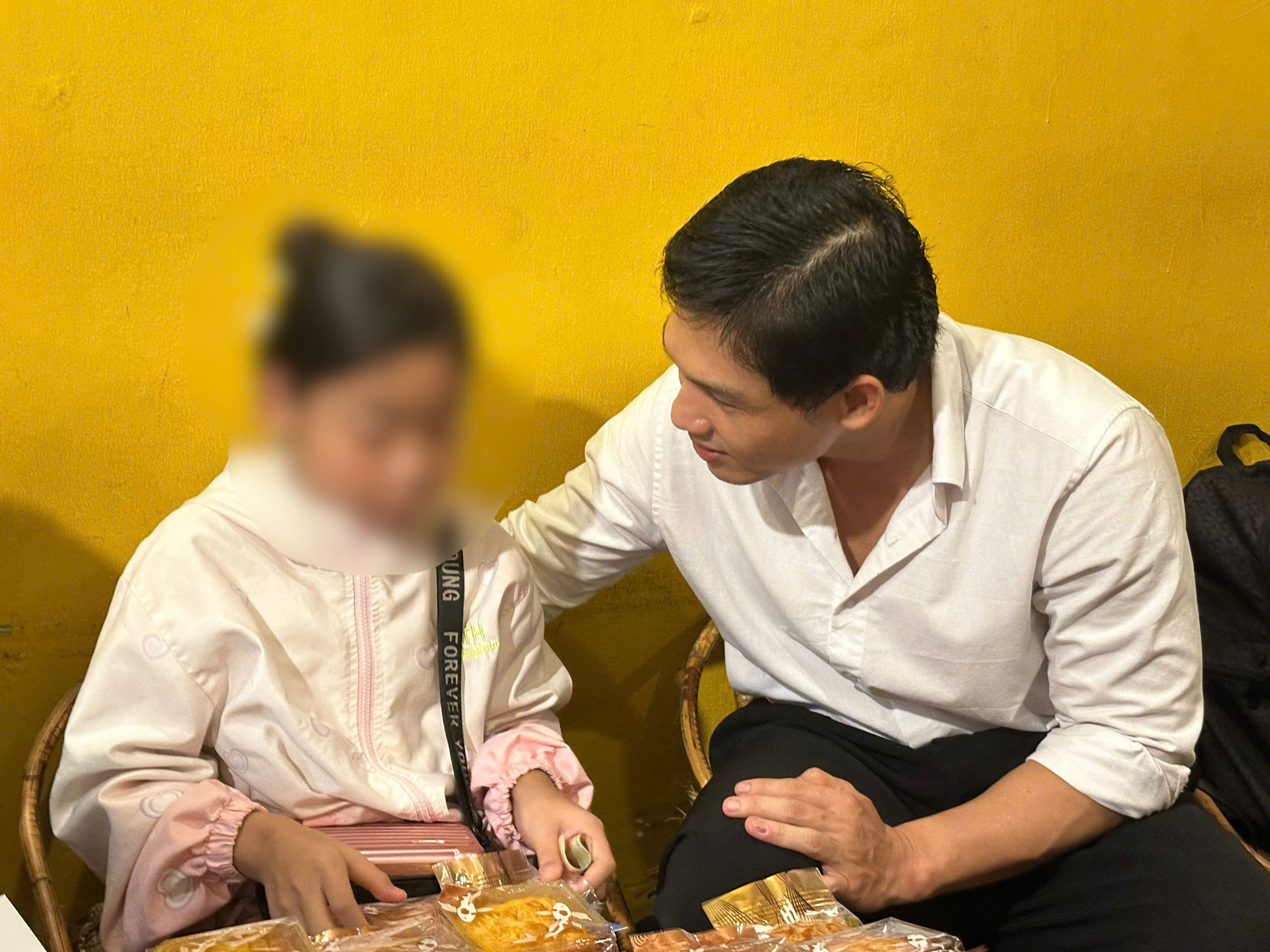 Giảng viên 10 năm làm bánh trung thu tặng bệnh nhi suy thận: "Tôi không muốn các bé cô đơn!" - Ảnh 8.