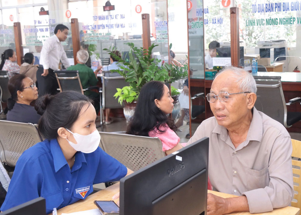 Tận tâm, chu đáo phục vụ người dân - Ảnh 1. Tận tâm, chu đáo phục vụ người dân - Ảnh 1.