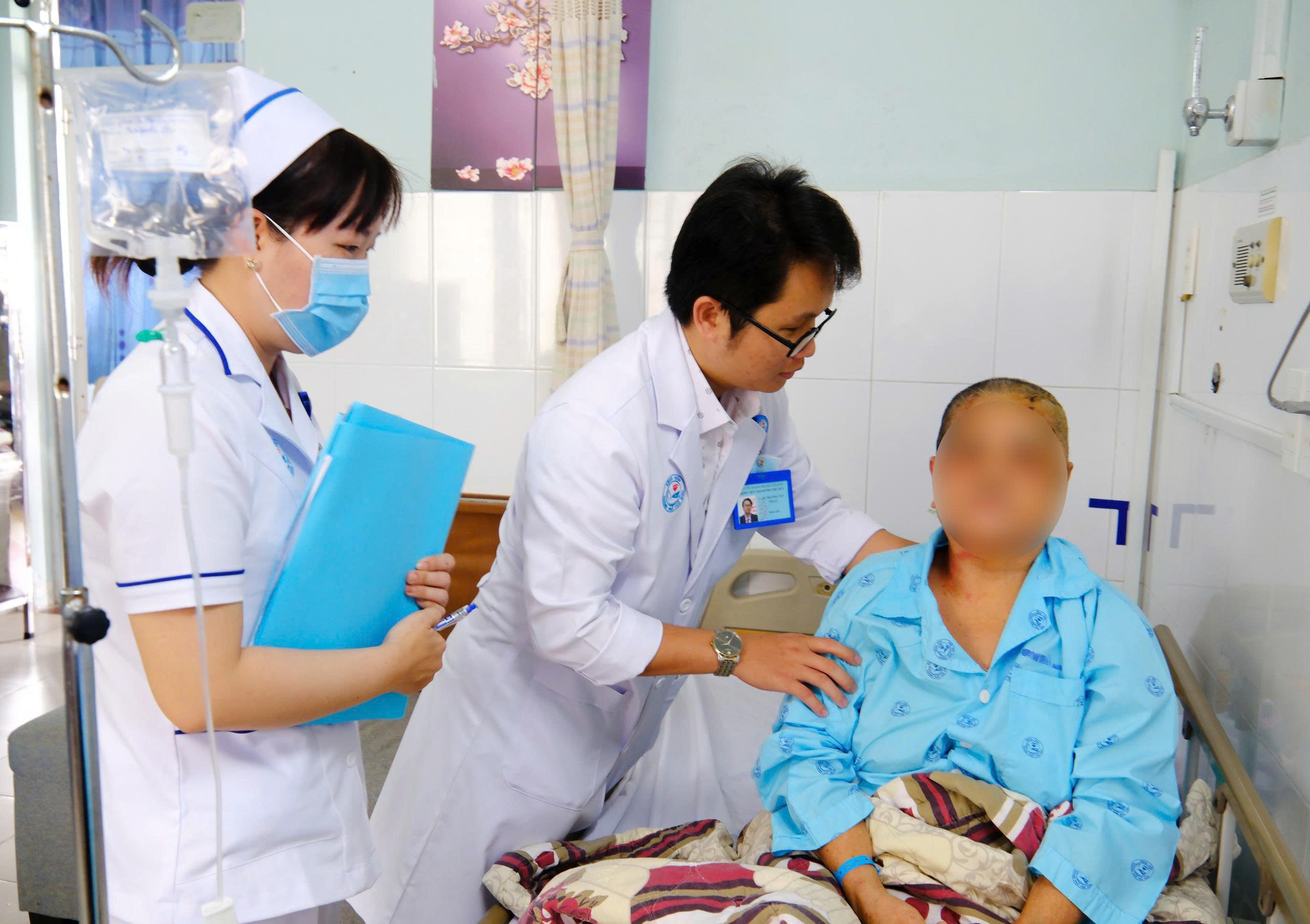 Người phụ nữ té ngã trong lúc tắm, tới bệnh viện thì phát hiện điều bất ngờ - Ảnh 1. Người phụ nữ té ngã trong lúc tắm, tới bệnh viện thì phát hiện điều bất ngờ - Ảnh 1.