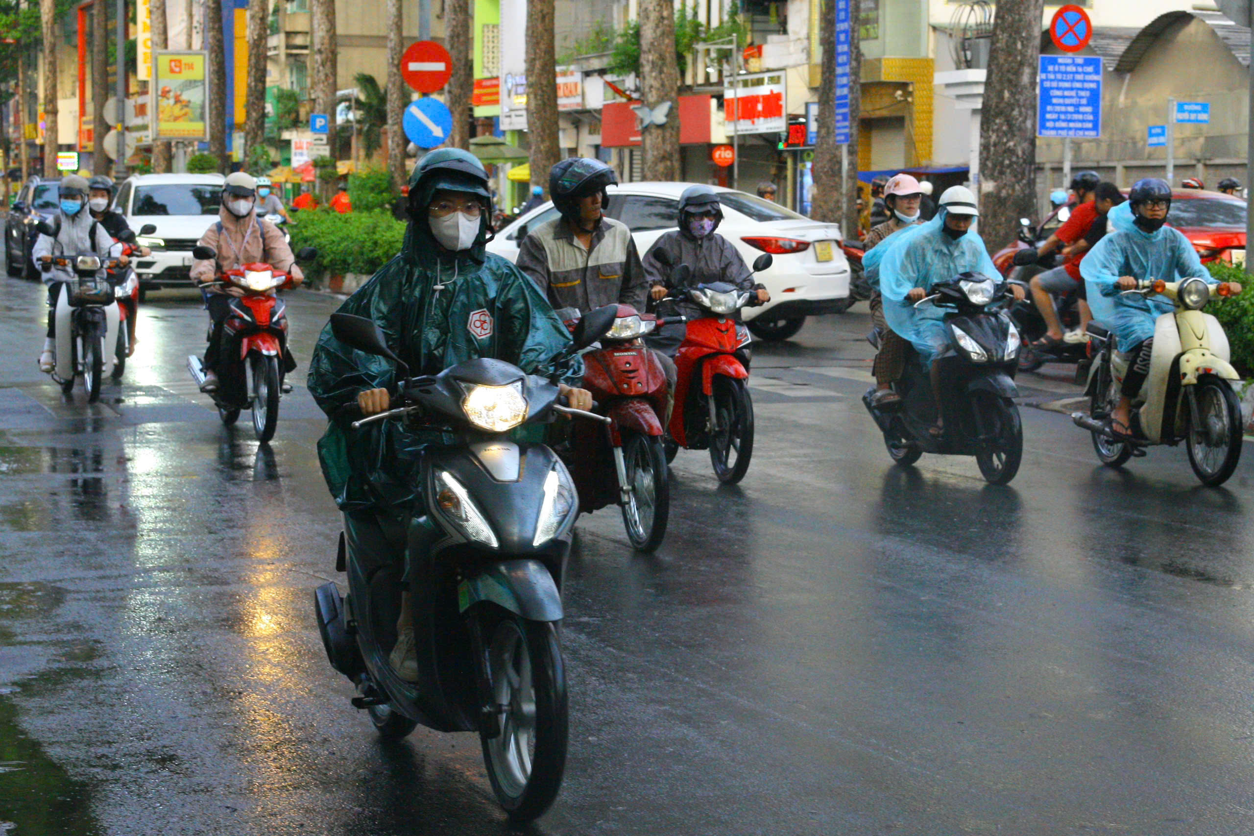Thời tiết TP HCM hôm nay, 4-9: Ban ngày khá oi bức, có mưa dông - Ảnh 1.