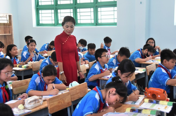 שנת הלימודים 2025-2026: שכר המורים עולה מ-2 ל-7 מיליון דונג וייטנאמי - תמונה 1. Năm học 2025-2026: Lương nhà giáo tăng từ 2-7 triệu đồng- Ảnh 1.