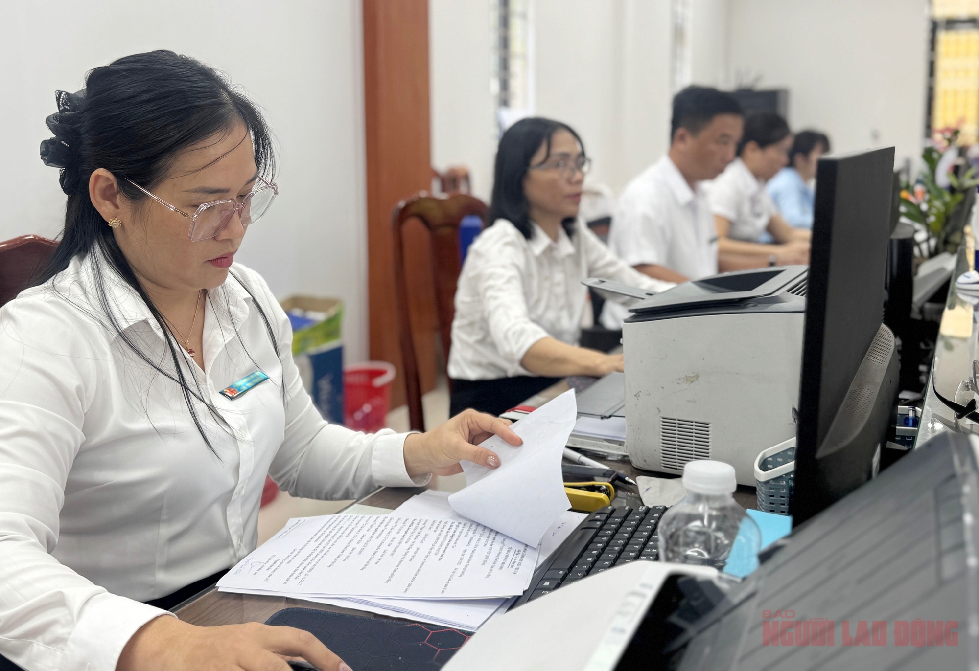 Tận mắt quy trình công chức ký chứng thực chỉ mất vài phút tại một phường ở Đà Nẵng- Ảnh 2. Tận mắt quy trình công chức ký chứng thực chỉ mất vài phút tại một phường ở Đà Nẵng- Ảnh 2.