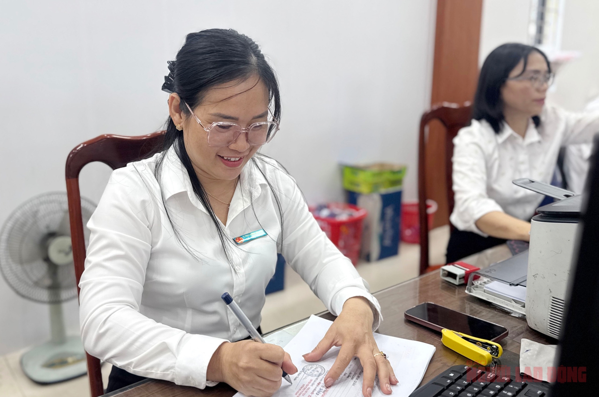 Tận mắt quy trình công chức ký chứng thực chỉ mất vài phút tại một phường ở Đà Nẵng- Ảnh 3. Tận mắt quy trình công chức ký chứng thực chỉ mất vài phút tại một phường ở Đà Nẵng- Ảnh 3.