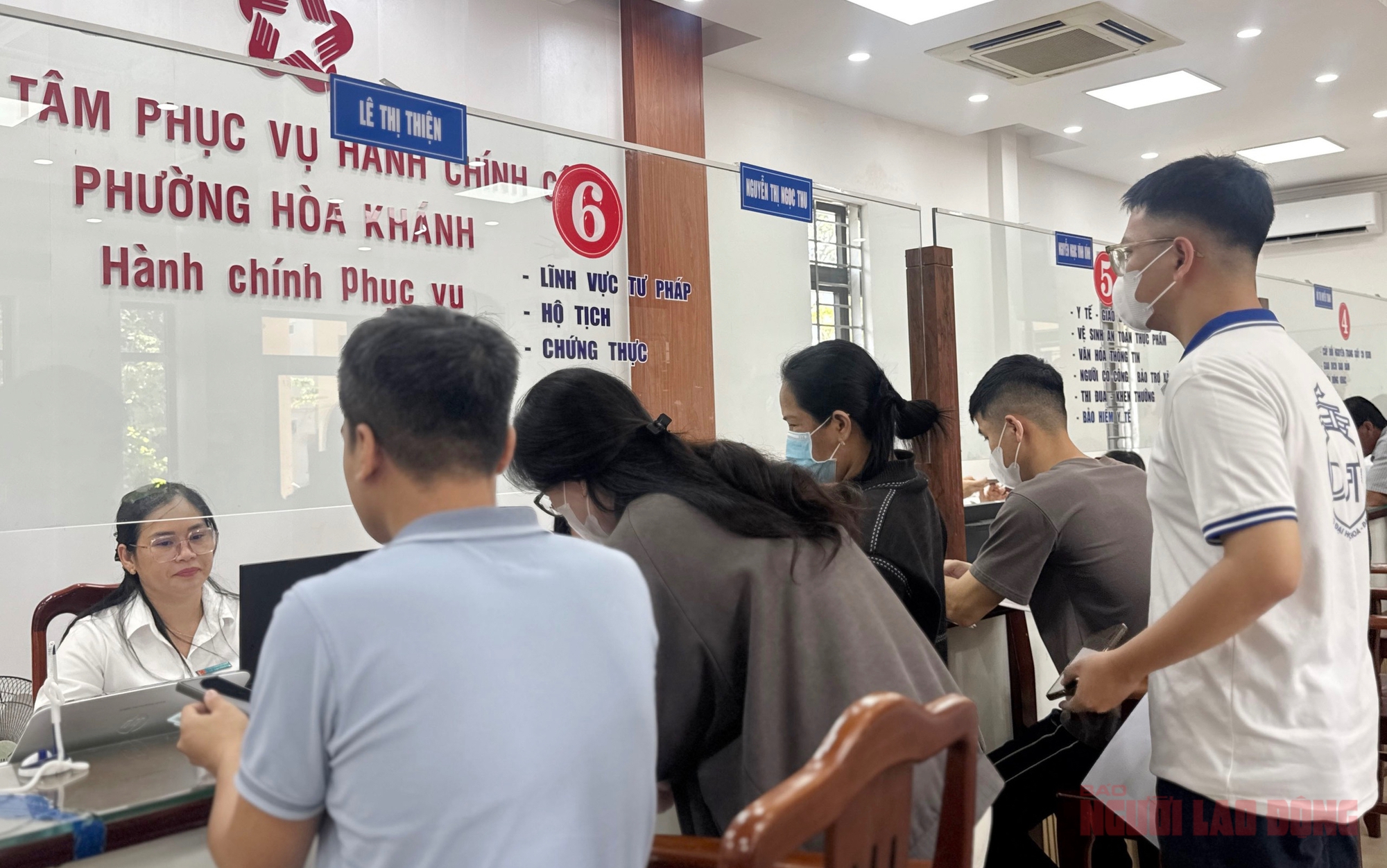 Tận mắt quy trình công chức ký chứng thực chỉ mất vài phút tại một phường ở Đà Nẵng- Ảnh 4. Tận mắt quy trình công chức ký chứng thực chỉ mất vài phút tại một phường ở Đà Nẵng- Ảnh 4.