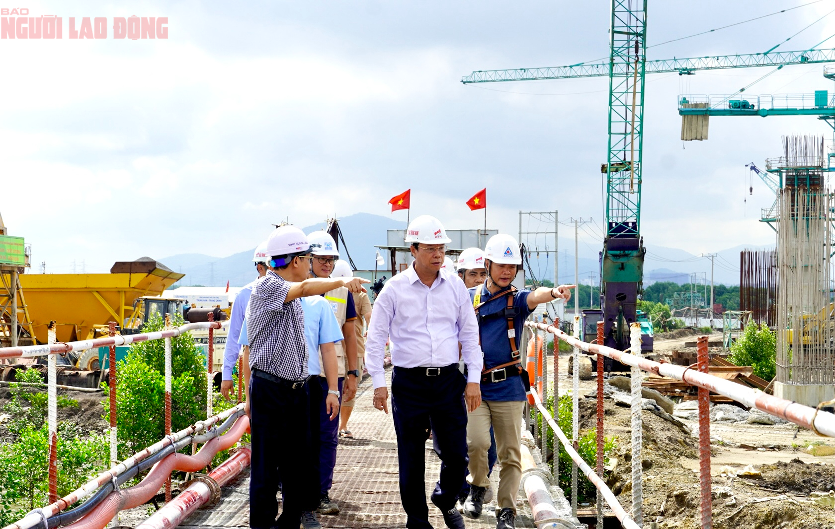 Hình ảnh căng bó cáp dây văng cầu Phước An có nhịp lớn nhất châu Á- Ảnh 2. Hình ảnh căng bó cáp dây văng cầu Phước An có nhịp lớn nhất châu Á- Ảnh 2.