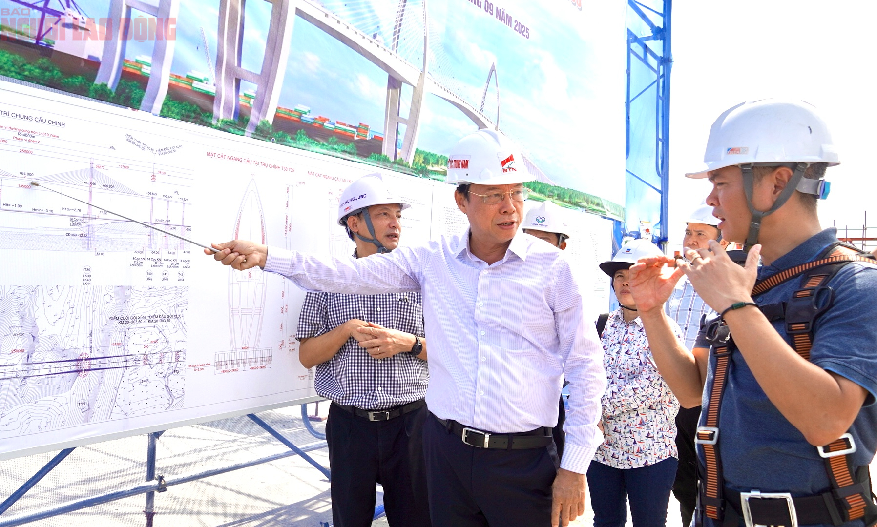 Hình ảnh căng bó cáp dây văng cầu Phước An có nhịp lớn nhất châu Á- Ảnh 4. Hình ảnh căng bó cáp dây văng cầu Phước An có nhịp lớn nhất châu Á- Ảnh 4.