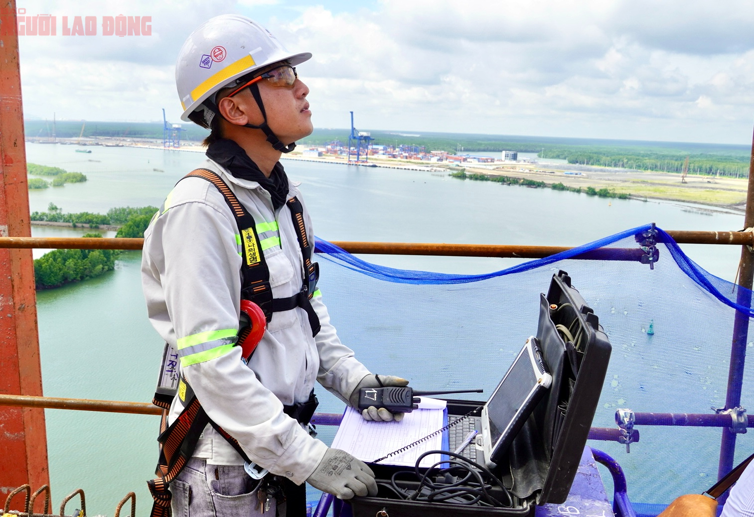 Hình ảnh căng bó cáp dây văng cầu Phước An có nhịp lớn nhất châu Á- Ảnh 7. Hình ảnh căng bó cáp dây văng cầu Phước An có nhịp lớn nhất châu Á- Ảnh 7.