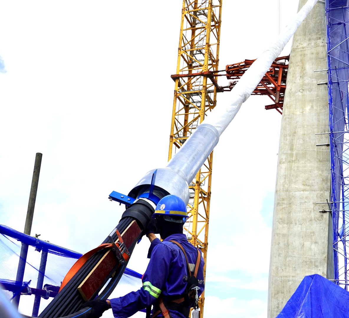 Hình ảnh căng bó cáp dây văng cầu Phước An có nhịp lớn nhất châu Á- Ảnh 9. Hình ảnh căng bó cáp dây văng cầu Phước An có nhịp lớn nhất châu Á- Ảnh 9.