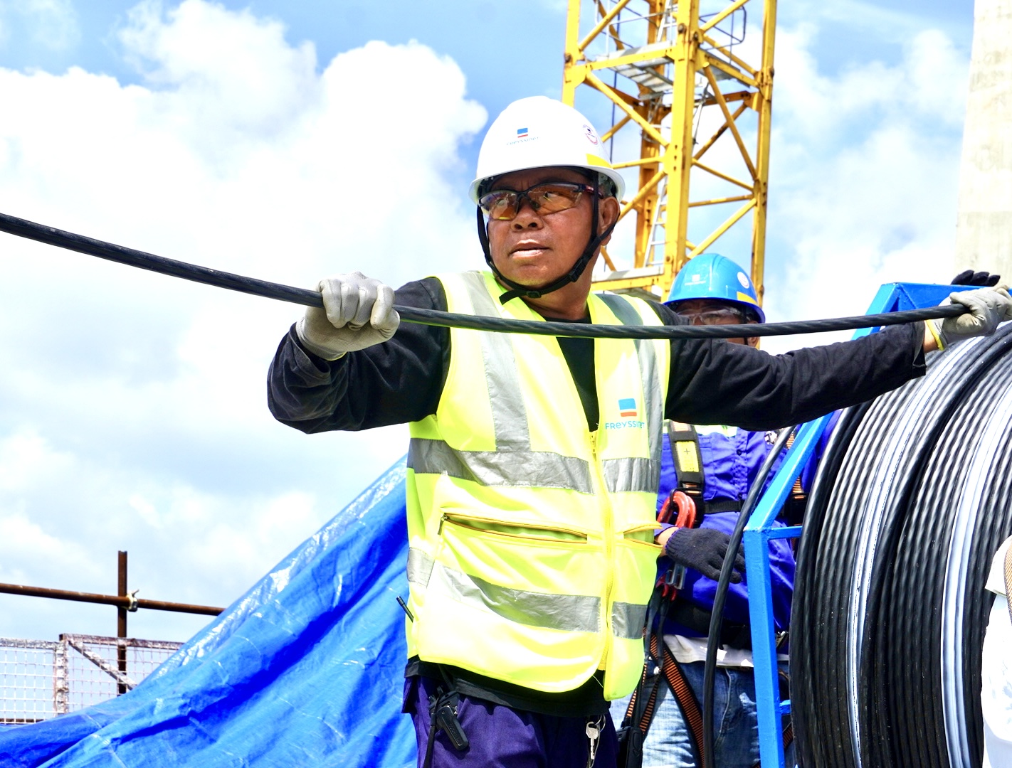 Hình ảnh căng bó cáp dây văng cầu Phước An có nhịp lớn nhất châu Á- Ảnh 11. Hình ảnh căng bó cáp dây văng cầu Phước An có nhịp lớn nhất châu Á- Ảnh 11.