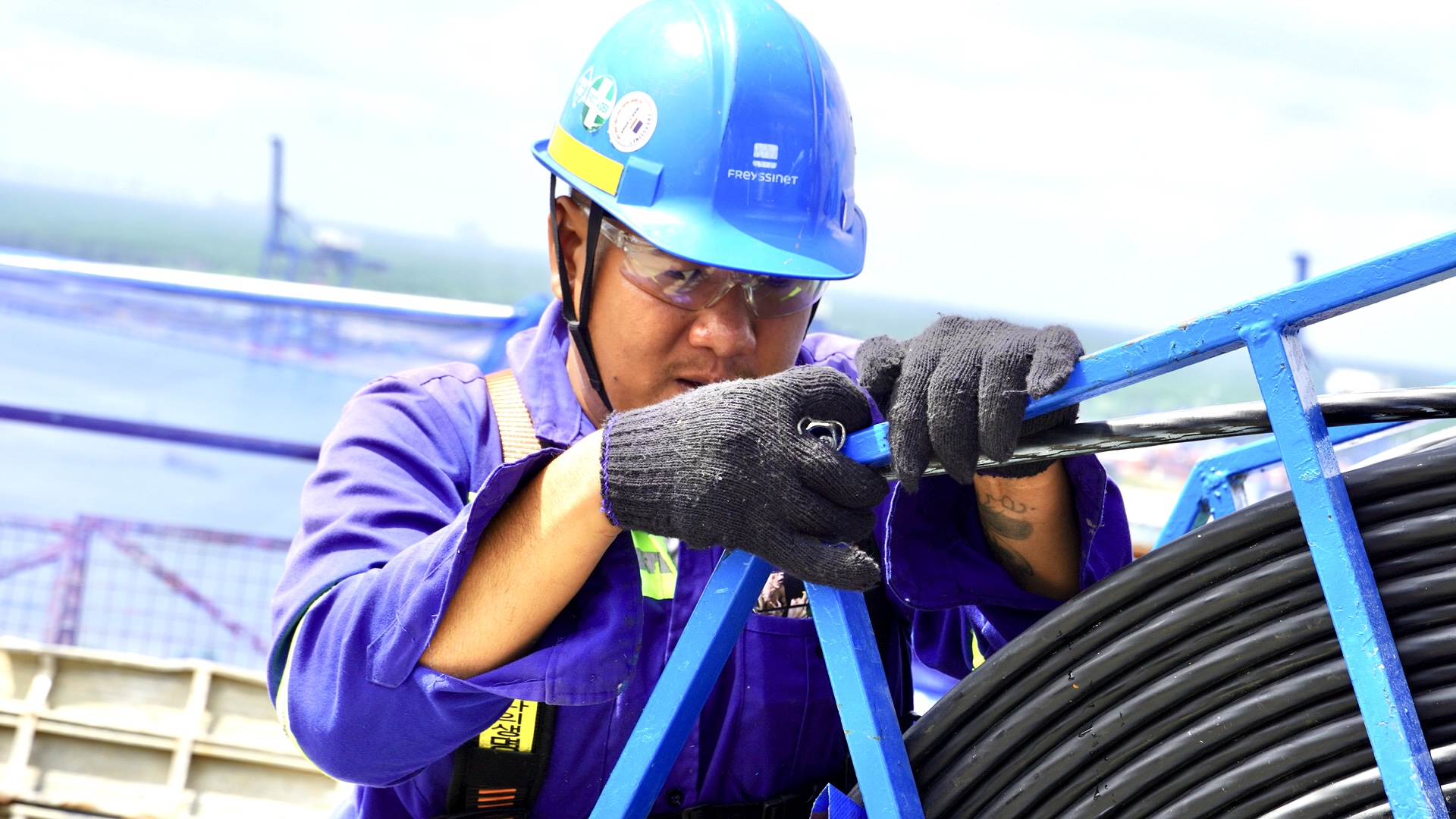 Hình ảnh căng bó cáp dây văng cầu Phước An có nhịp lớn nhất châu Á- Ảnh 10. Hình ảnh căng bó cáp dây văng cầu Phước An có nhịp lớn nhất châu Á- Ảnh 10.