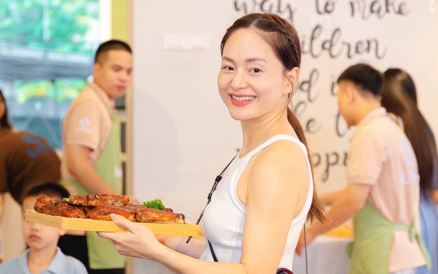 Diễn viên Phi Ngọc Ánh bị đánh máu me đầy mặt - Ảnh 4.