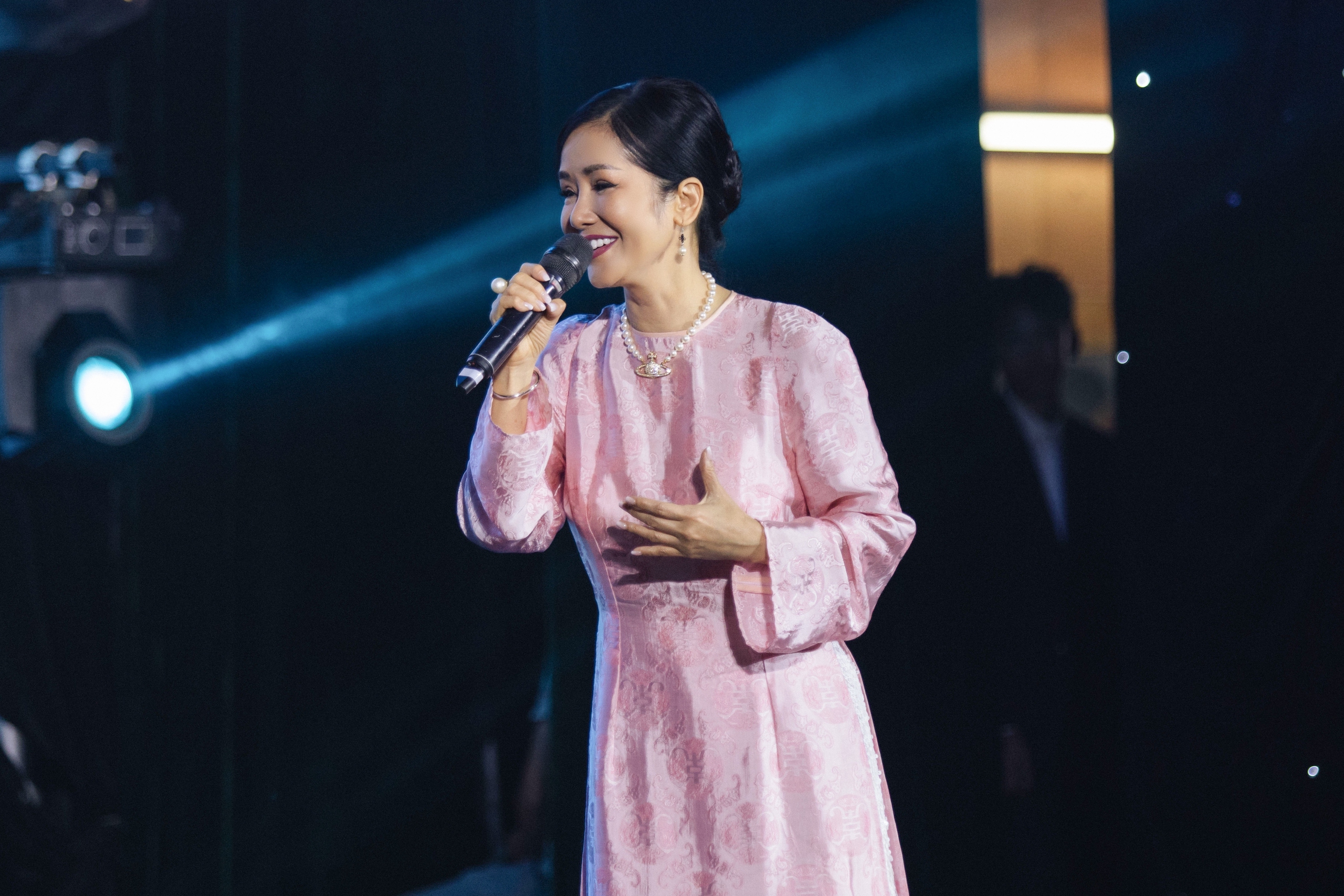 Ha Kieu Anhs son spelar gitarr när divan Hong Nhung sjunger  Con trai Hà Kiều Anh đệm đàn cho diva Hồng Nhung hát “Cho con”- Ảnh 1.
