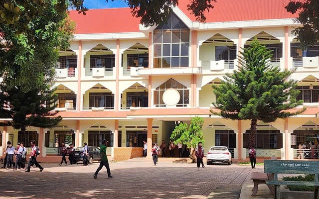 C&aacute;ch chức một nữ hiệu trưởng do h&agrave;ng loạt sai phạm - Ảnh 2.