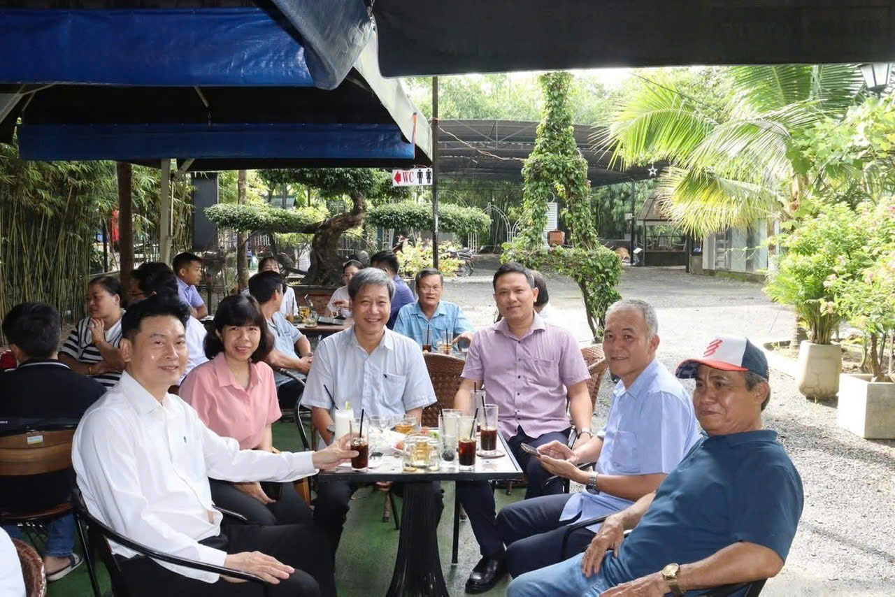 Cà phê sáng và "tám" chuyện với lãnh đạo xã - Ảnh 1.