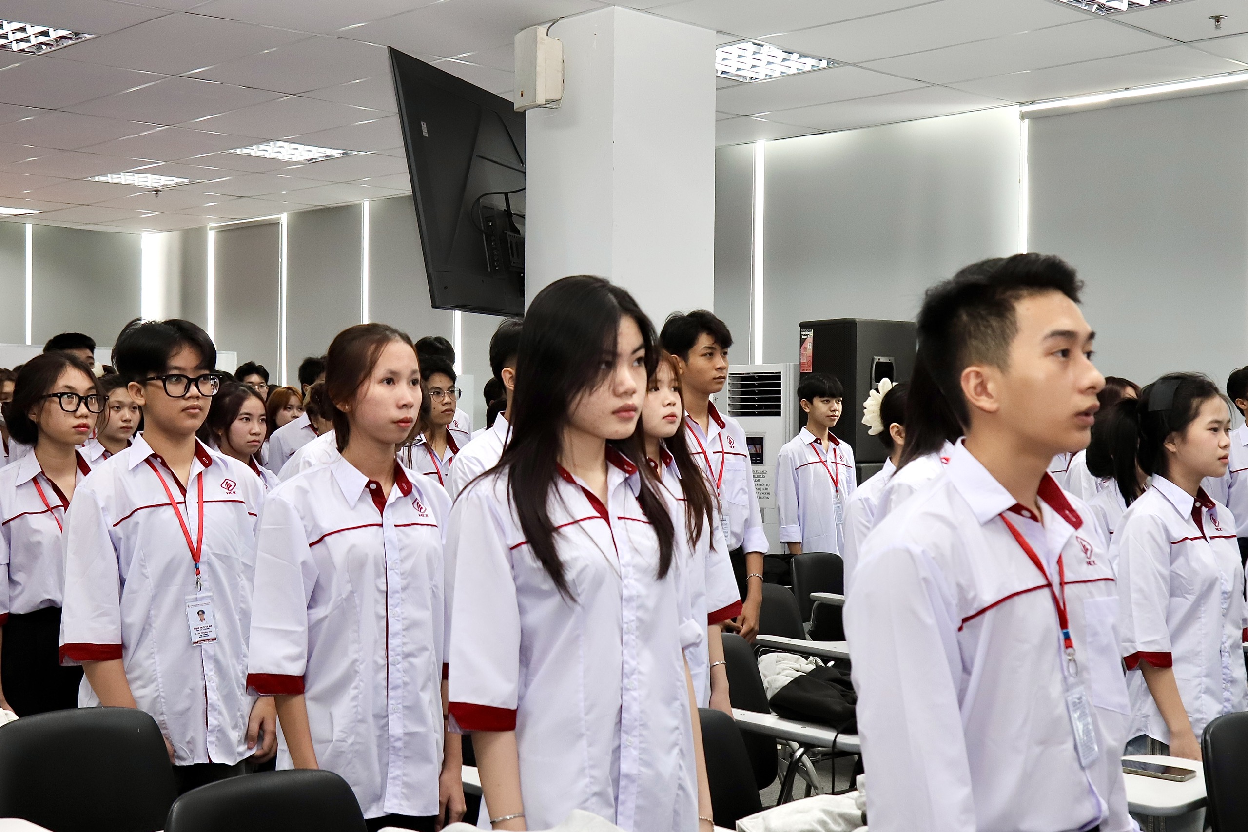 Lễ chào cờ ấn tượng đặc biệt trên khắp cả nước - Ảnh 10. Lễ chào cờ ấn tượng đặc biệt trên khắp cả nước - Ảnh 10.