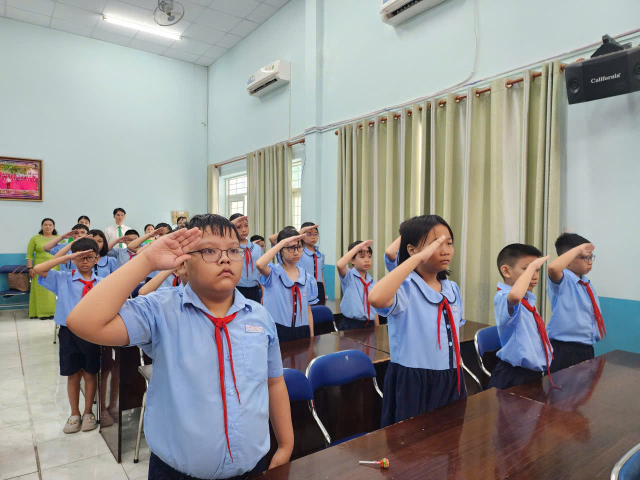 Lễ chào cờ ấn tượng đặc biệt trên khắp cả nước - Ảnh 5. Lễ chào cờ ấn tượng đặc biệt trên khắp cả nước - Ảnh 5.