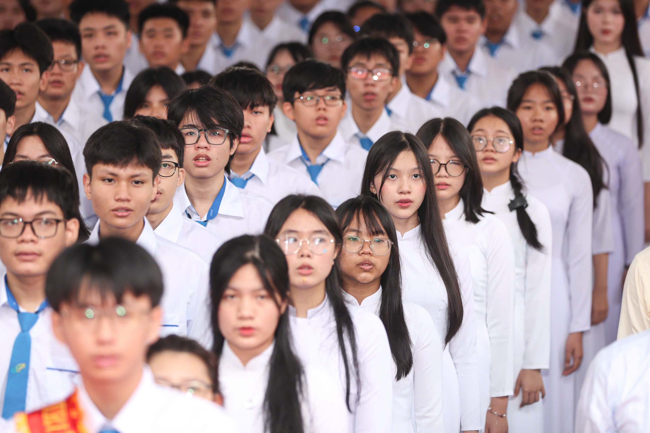 Lễ chào cờ ấn tượng đặc biệt trên khắp cả nước - Ảnh 2. Lễ chào cờ ấn tượng đặc biệt trên khắp cả nước - Ảnh 2.