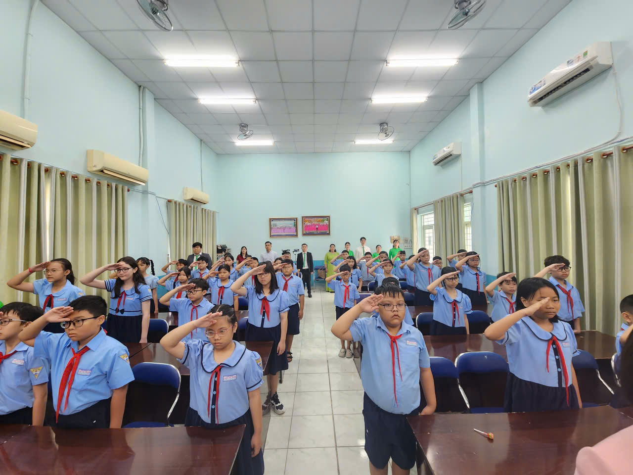 Lễ chào cờ ấn tượng đặc biệt trên khắp cả nước - Ảnh 6. Lễ chào cờ ấn tượng đặc biệt trên khắp cả nước - Ảnh 6.