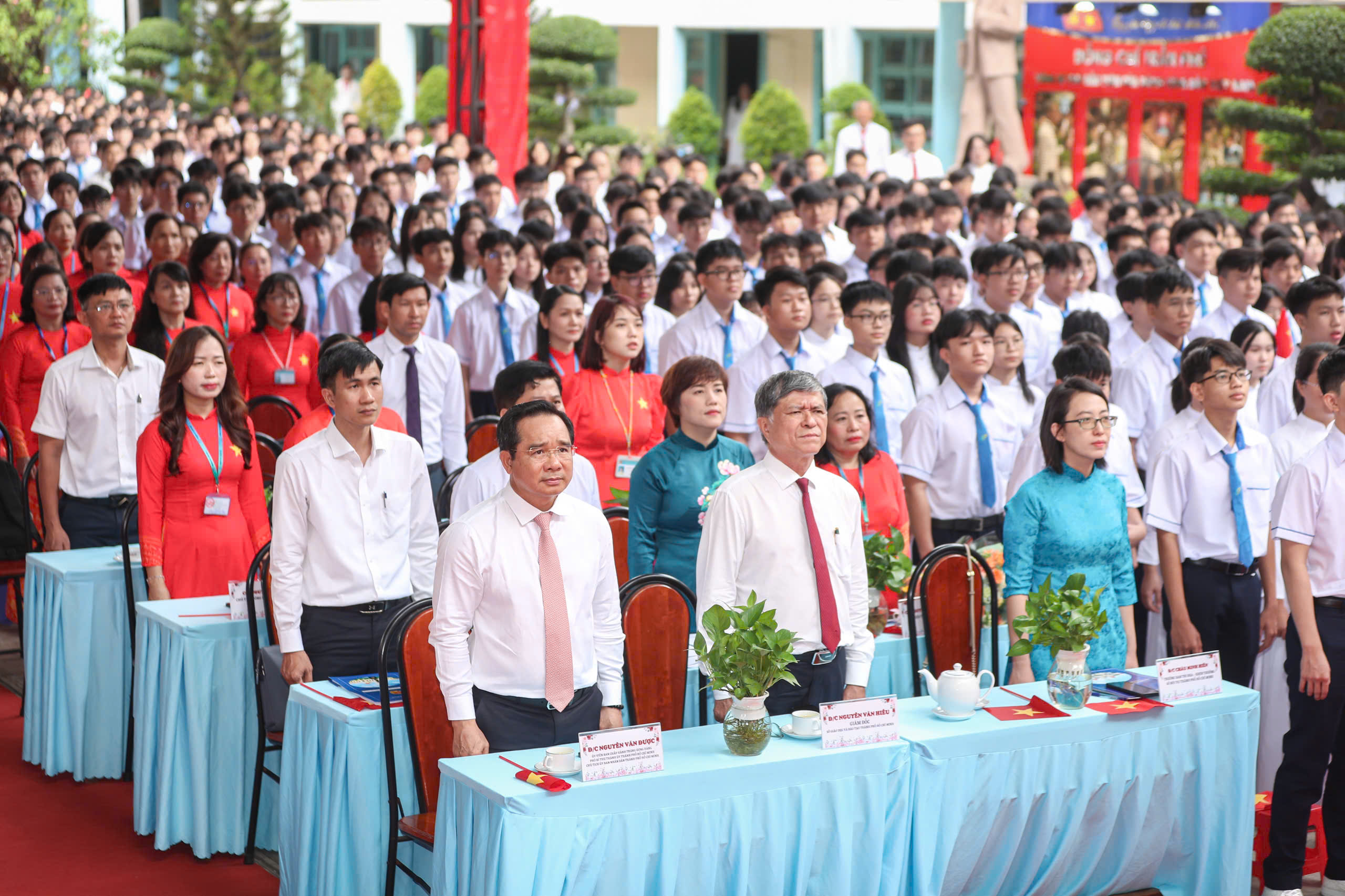 Lễ chào cờ ấn tượng đặc biệt trên khắp cả nước - Ảnh 1. Lễ chào cờ ấn tượng đặc biệt trên khắp cả nước - Ảnh 1.