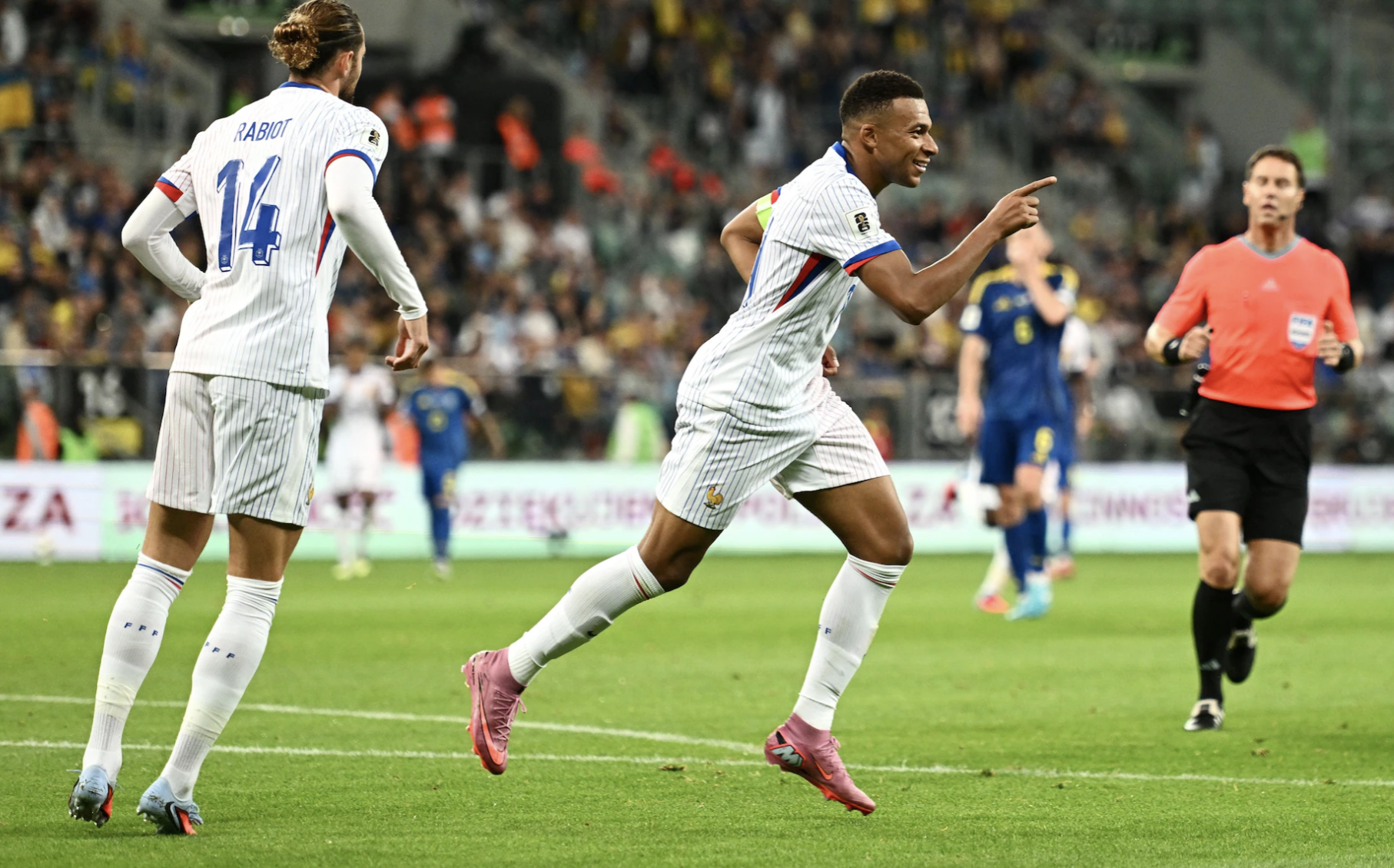 Mbappé marque, la France bat l'Ukraine lors de la première journée des éliminatoires de la Coupe du monde - Photo 4. Mbappe lập công, Pháp thắng Ukraine ngày ra quân vòng loại World Cup- Ảnh 4.