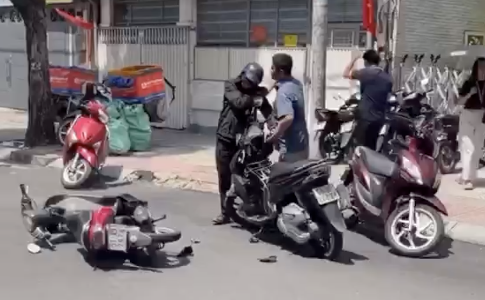 TP HCM xác minh clip hành hung nam thanh niên trên đường Trần Nhật Duật - Ảnh 1. TP HCM xác minh clip hành hung nam thanh niên trên đường Trần Nhật Duật - Ảnh 1.