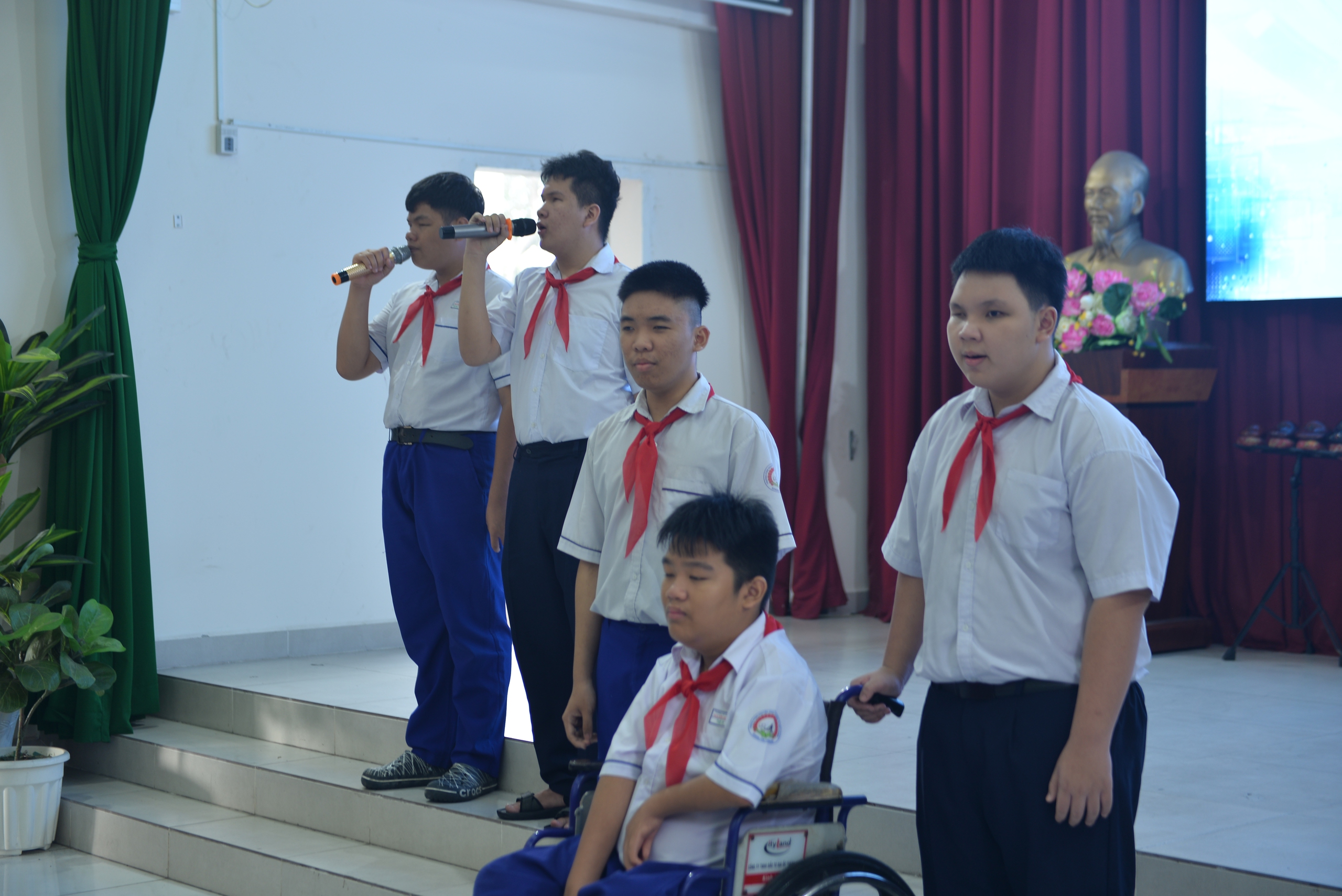 Lễ khai giảng xúc động tại trường khiếm thị Nguyễn Đình Chiểu- Ảnh 9. Lễ khai giảng xúc động tại trường khiếm thị Nguyễn Đình Chiểu- Ảnh 9.