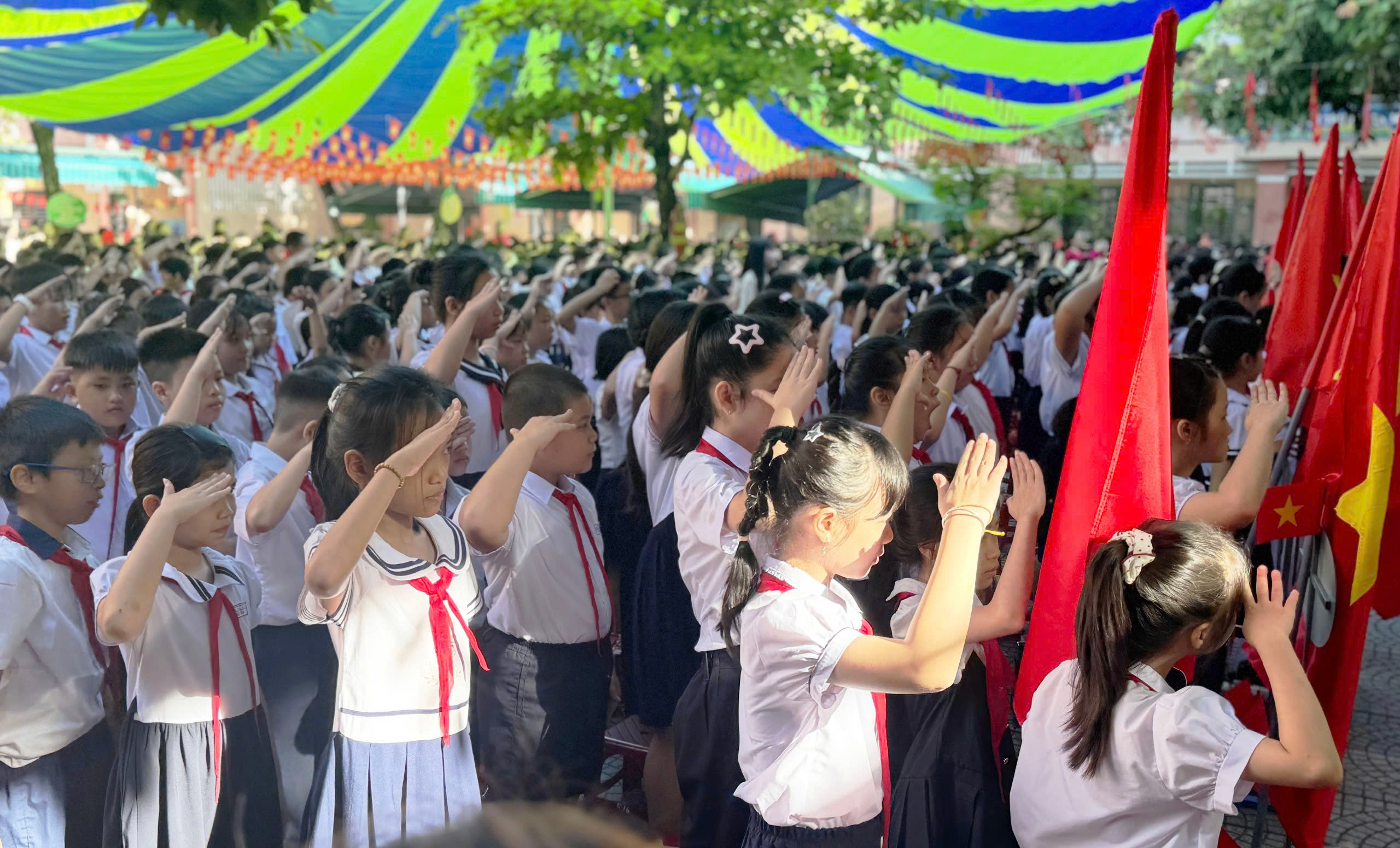 Lễ chào cờ ấn tượng đặc biệt trên khắp cả nước - Ảnh 7. Lễ chào cờ ấn tượng đặc biệt trên khắp cả nước - Ảnh 7.