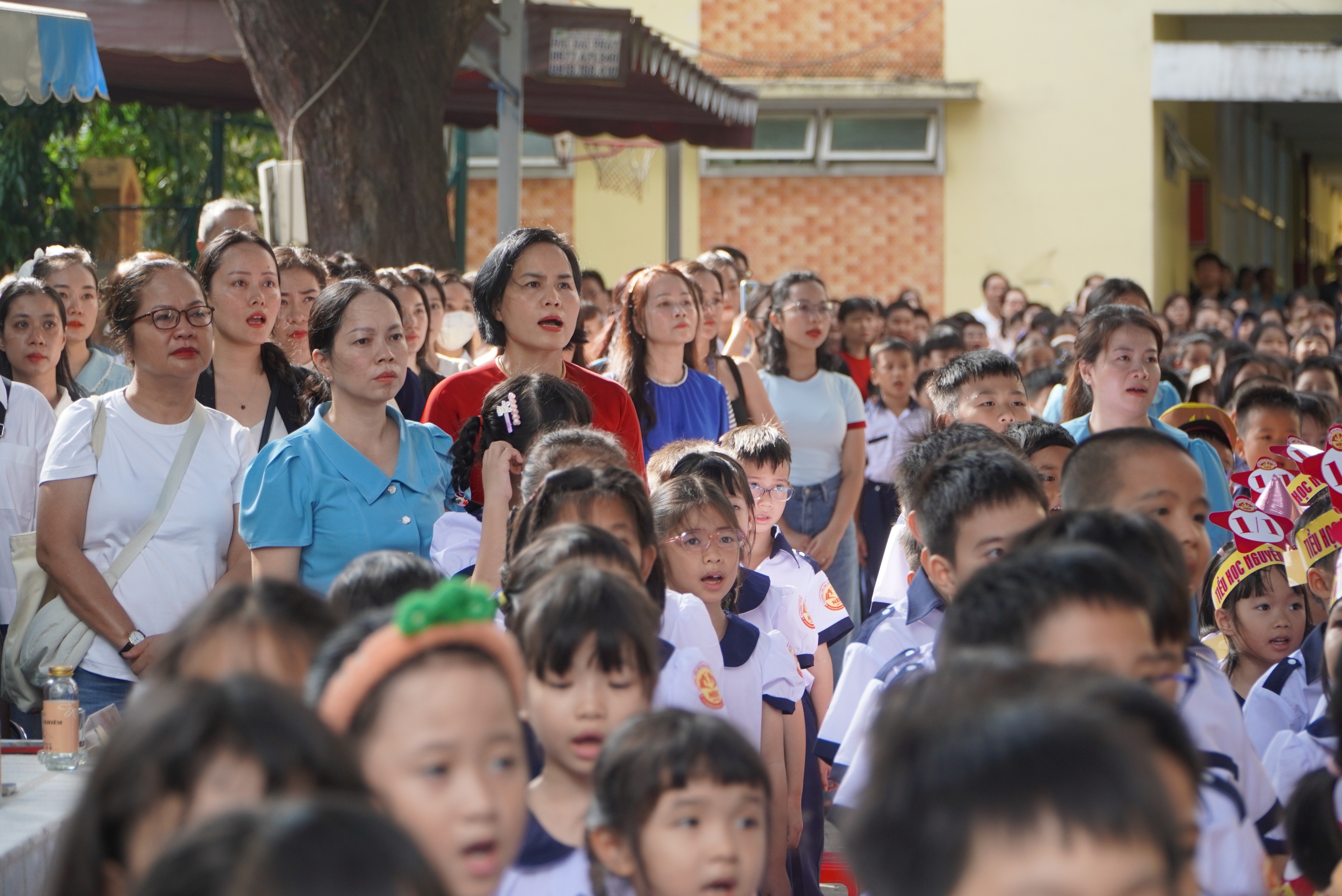 Nhiều cảm xúc trong ngày khai giảng đặc biệt của những học sinh đầu cấp  - Ảnh 6.