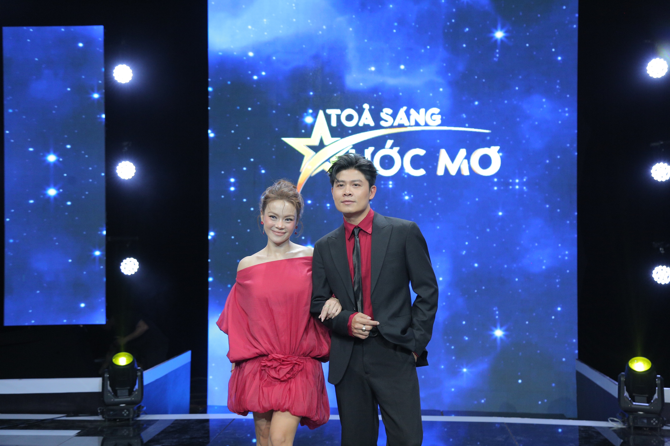 Nhạc sĩ Nguyễn Văn Chung ngồi "ghế nóng"- Ảnh 1. Nhạc sĩ Nguyễn Văn Chung ngồi "ghế nóng"- Ảnh 1.