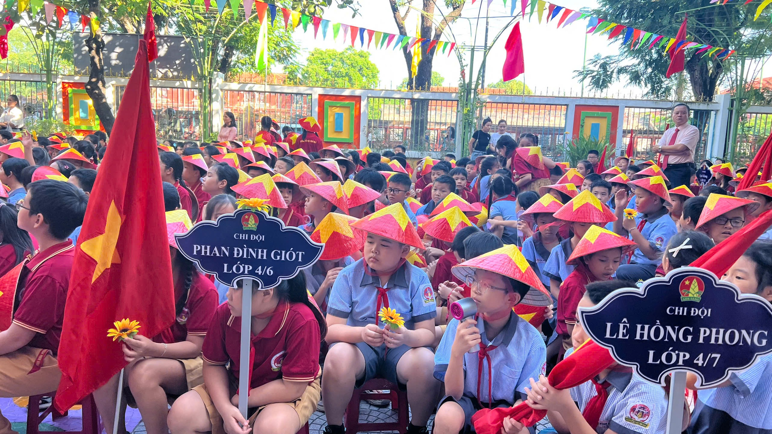 Quảng Trị: Xúc động hình ảnh Biên phòng cõng học sinh qua suối đến trường khai giảng năm học mới - Ảnh 25.