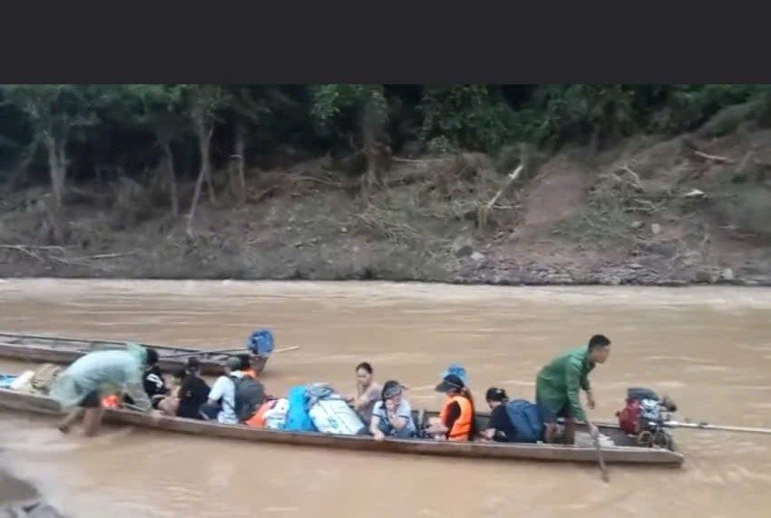 VIDEO: Đường bị lũ cuốn, học sinh đi thuyền vượt ghềnh đá đến trường khai giảng- Ảnh 2.