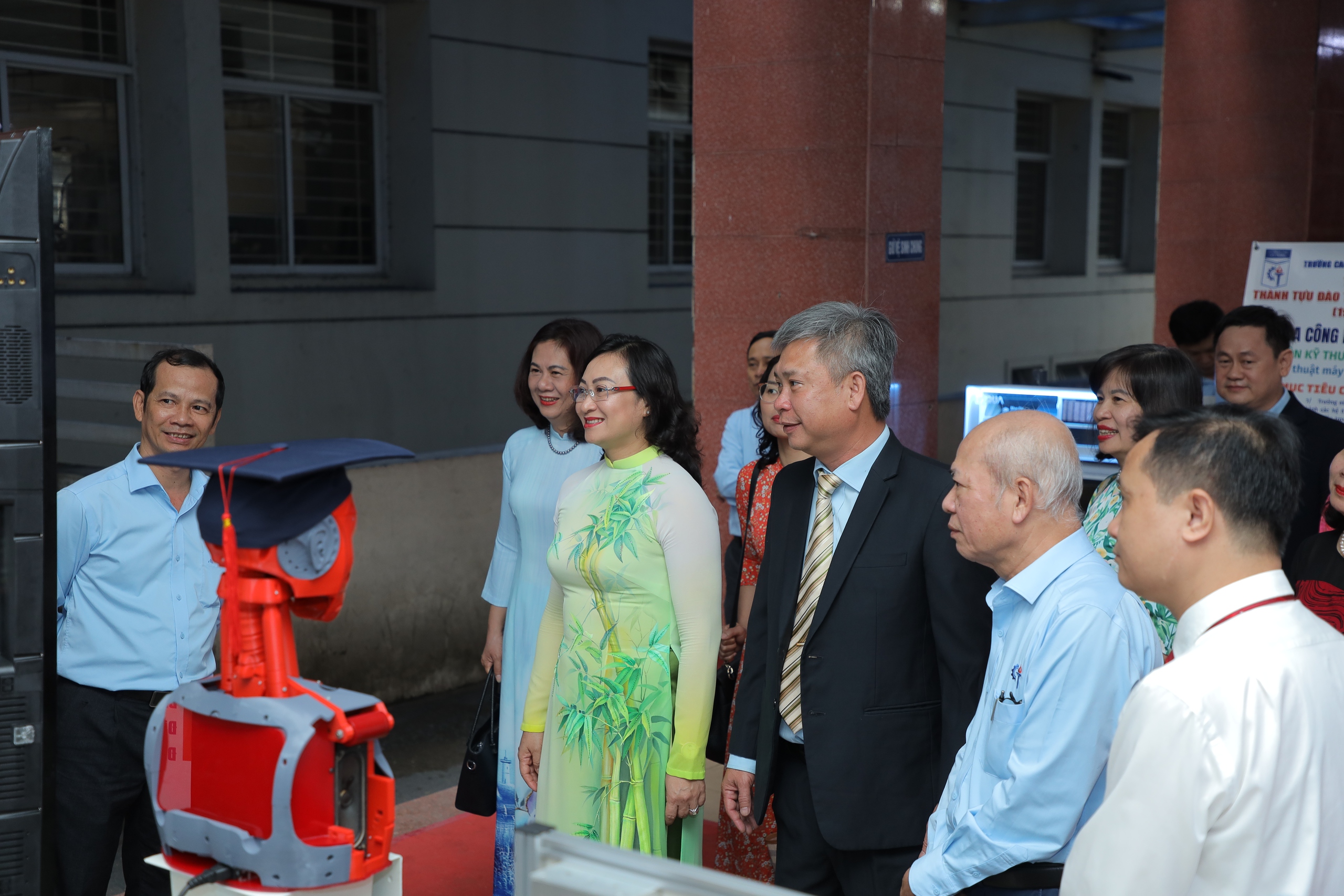 Lễ khai giảng tại ngôi trường gần 120 tuổi của TP HCM  - Ảnh 1.