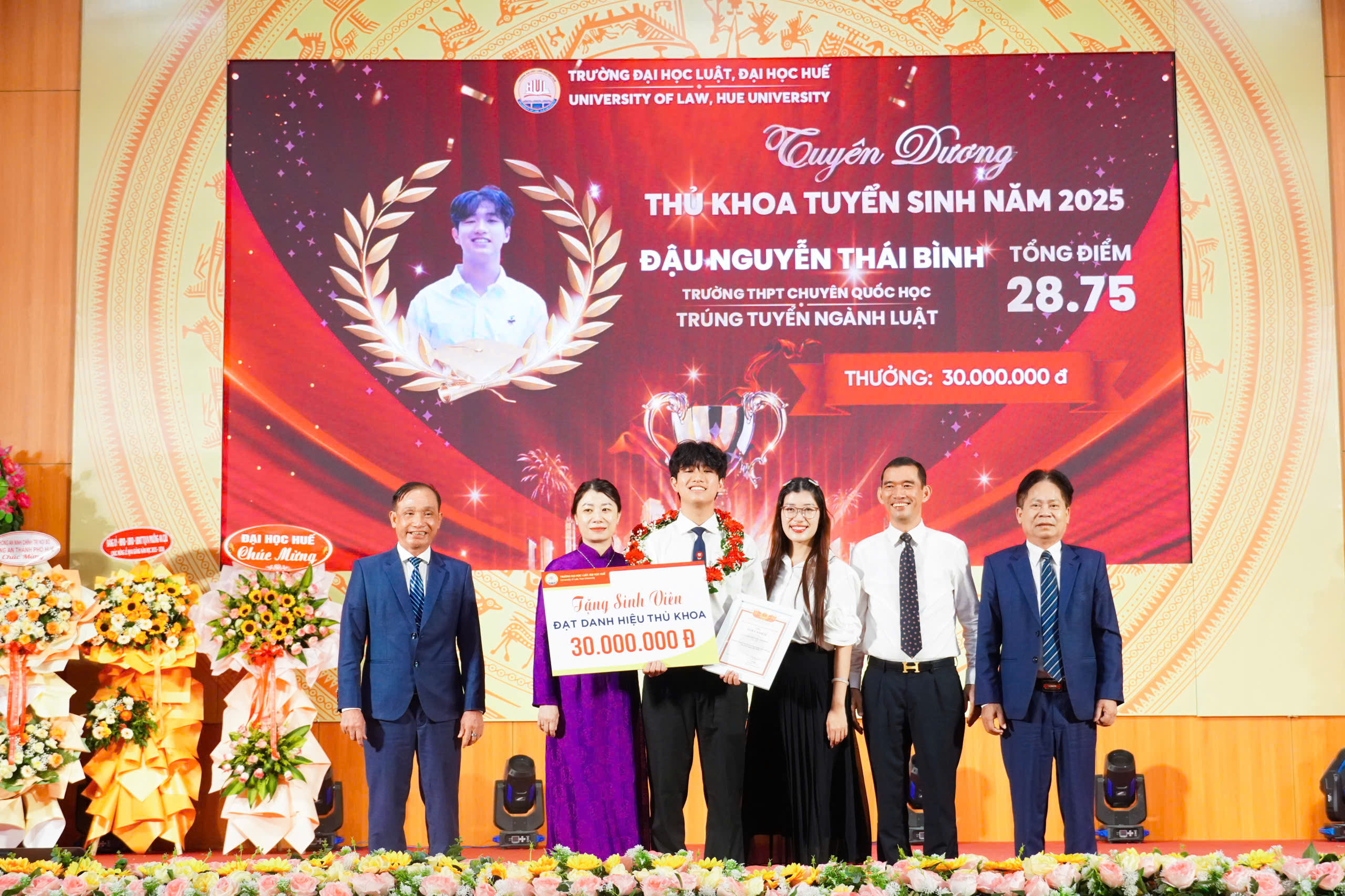 Vakker handling av mannlig valedictorian ved Hue University of Law - Bilde 1. Hành động đẹp của nam thủ khoa Trường ĐH Luật Huế- Ảnh 1.