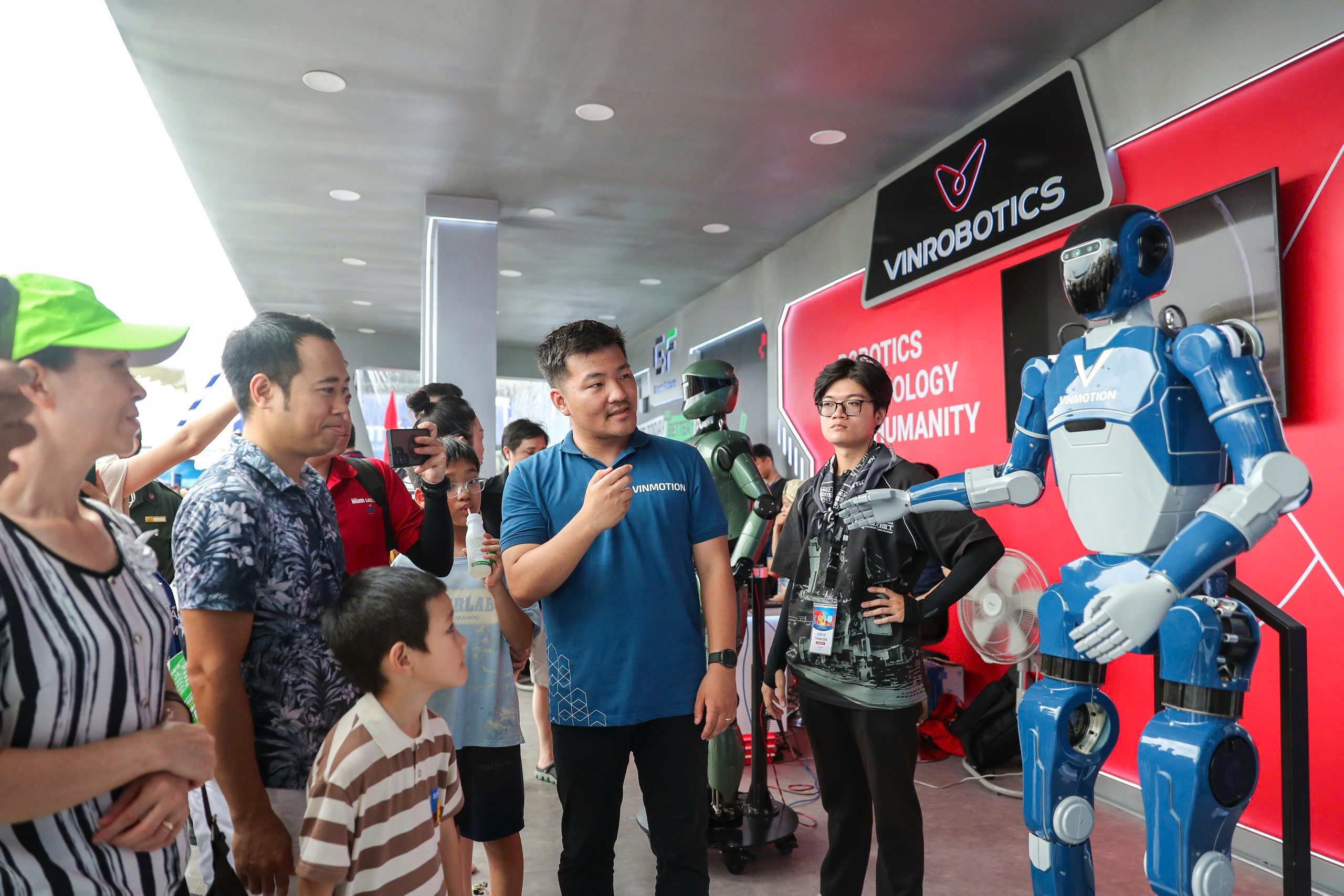 Khám phá robot hình người tại Triển lãm 80 năm thành tựu đất nước - Ảnh 1. Khám phá robot hình người tại Triển lãm 80 năm thành tựu đất nước - Ảnh 1.