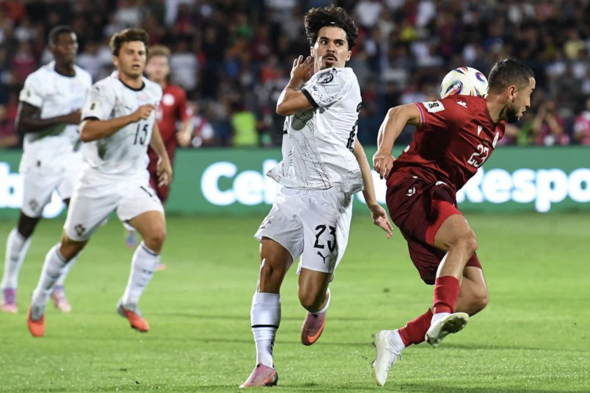 40 वर्षीय रोनाल्डो ने किया आक्रामक प्रदर्शन, पुर्तगाल ने आर्मेनिया को 5-0 से हराया - फोटो 1. Ronaldo 40 tuổi