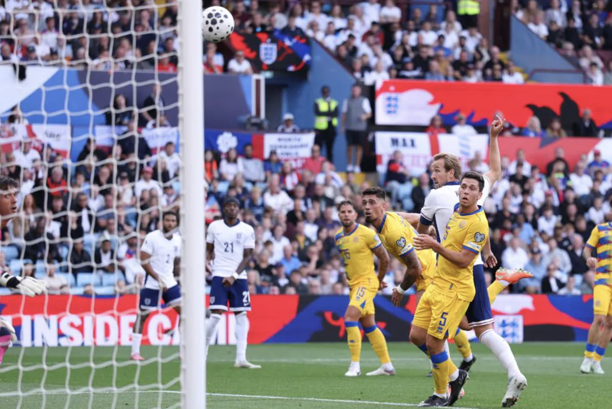 Dengan kemenangan tipis ke atas Andorra, England kekal tanpa kalah dalam empat perlawanan kelayakan Piala Dunia pembukaan mereka - Foto 2. Thắng nhạt Andorra, tuyển Anh bất bại 4 trận mở màn vòng loại World Cup- Ảnh 2.
